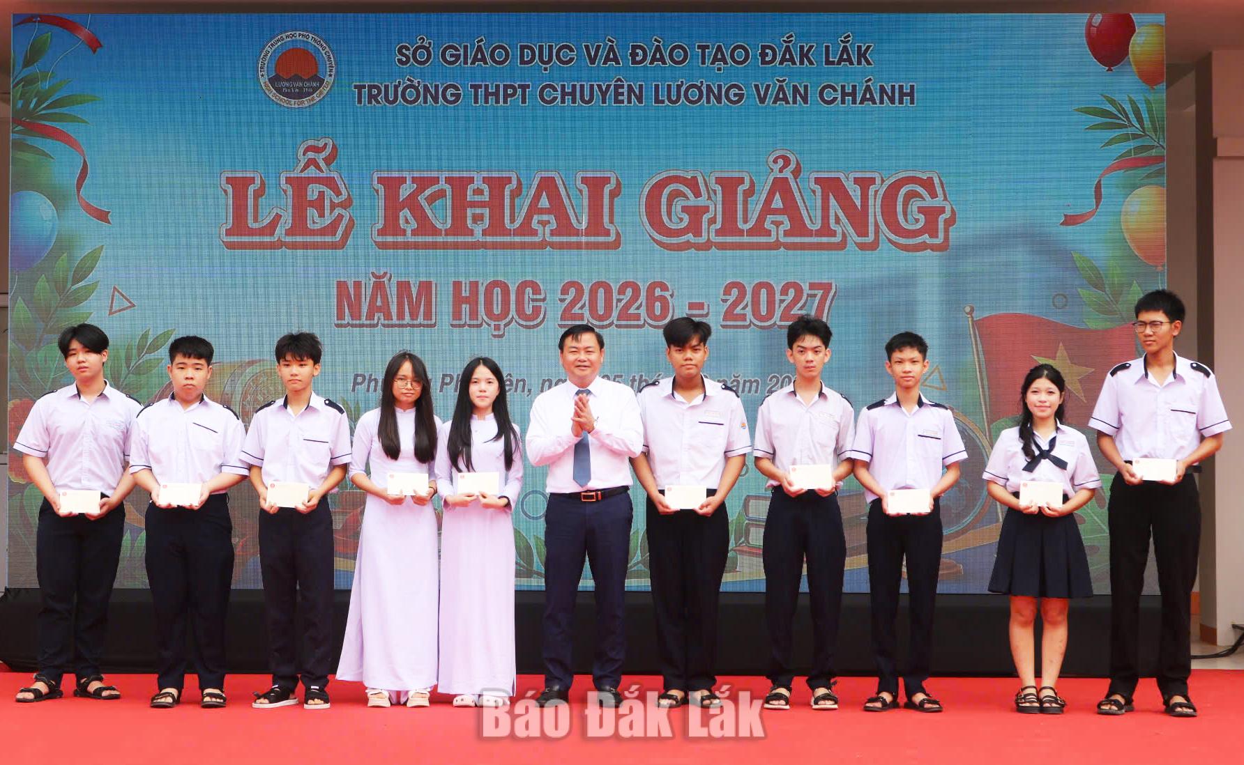 Đồng chí Đỗ Thái Phong, Tỉnh ủy viên, Phó Chủ tịch HĐND tỉnh trao học bổng tặng học sinh có thành tích vượt khó học giỏi.