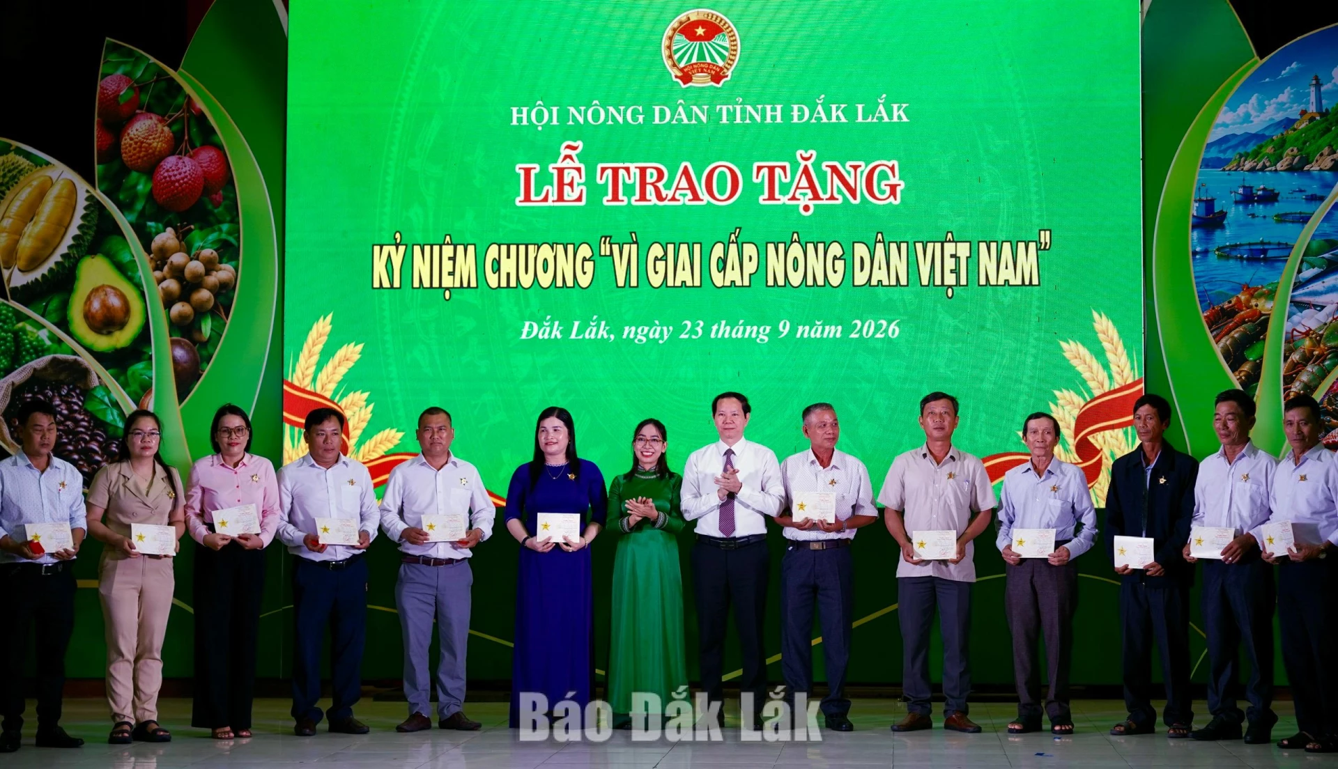 Khai mạc chuỗi hoạt động kết nối, quảng bá và tiêu thụ nông sản 3 Ban tổ chức trao Kỷ niệm chương “Vì giai cấp Nông dân Việt Nam” cho 182 cá nhân của tỉnh Đắk Lắk