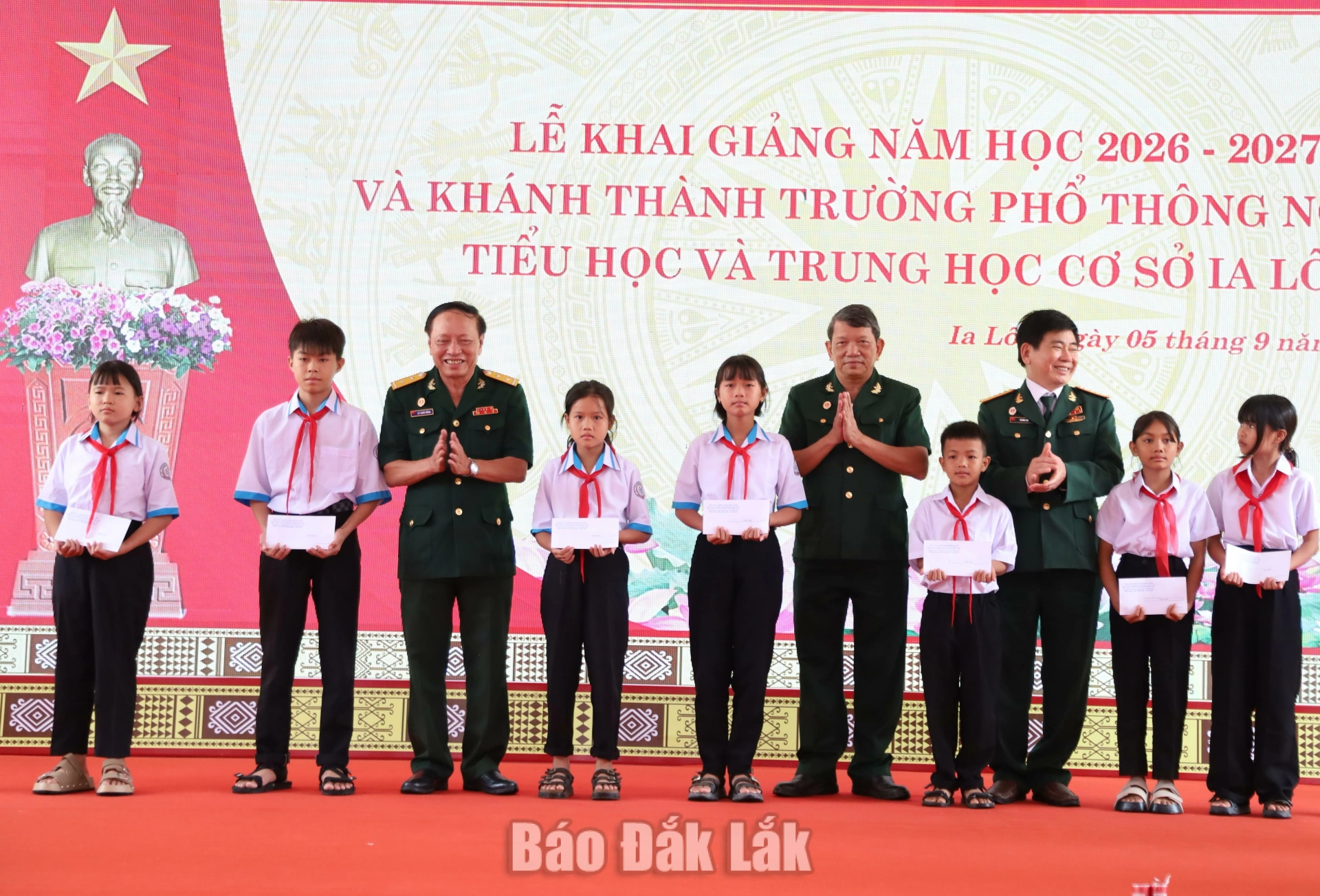 Hội Cựu Chiến binh tỉnh trao học bổng tặng các em học sinh nghèo học giỏi.