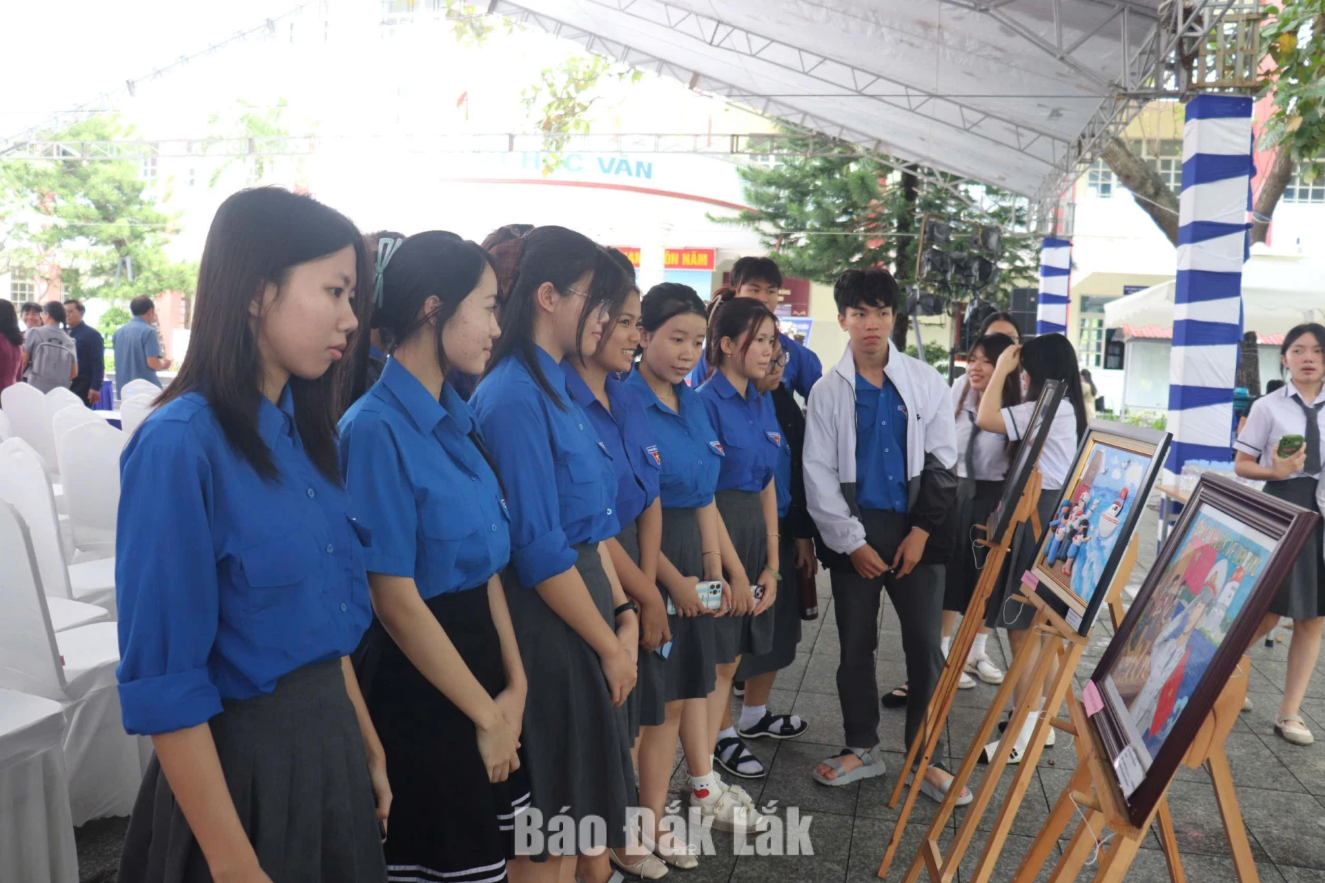 Triển lãm hơn 100 tư liệu, hình ảnh “Hoàng Sa, Trường Sa của Việt Nam” 4 Các bạn đoàn viên, thanh niên xem tranh vẽ về biển đảo Việt Nam trưng bày tại triển lãm.