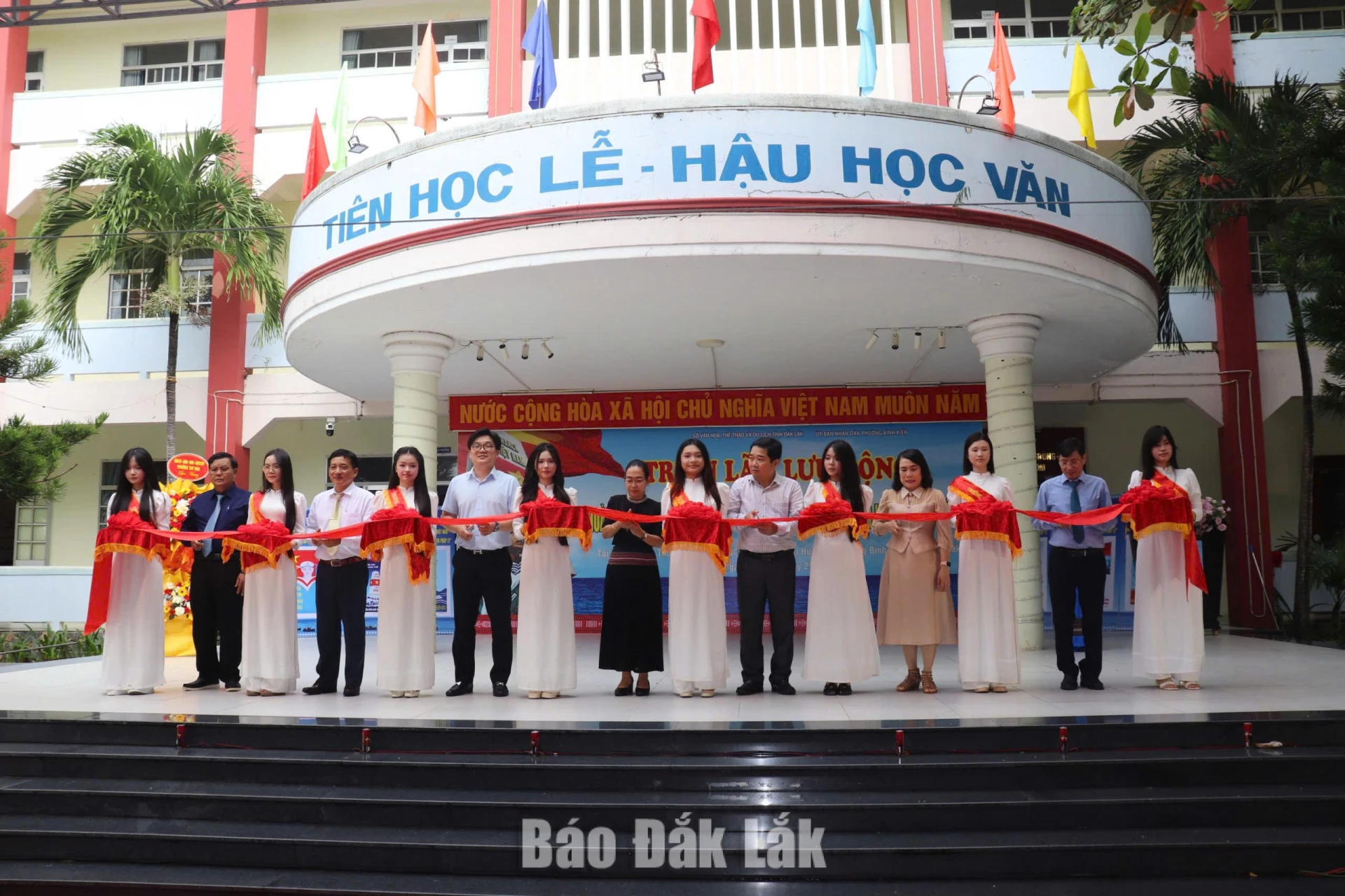 Triển lãm hơn 100 tư liệu, hình ảnh “Hoàng Sa, Trường Sa của Việt Nam” 1 Các đại biểu cắt băng khai mạc triển lãm.