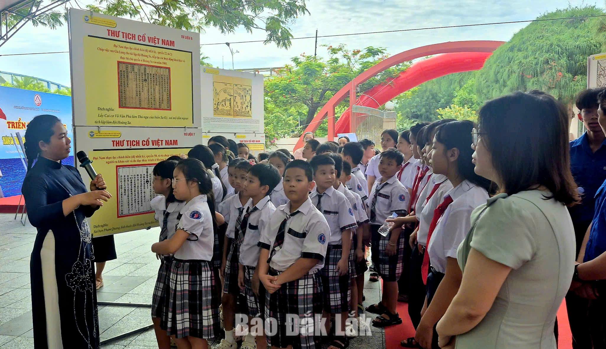 Triển lãm hơn 100 tư liệu, hình ảnh “Hoàng Sa, Trường Sa của Việt Nam” 3 Các em học sinh tìm hiểu về các tư liệu lịch sử chúng tỏ Hoàng Sa, Trường Sa của Việt Nam.