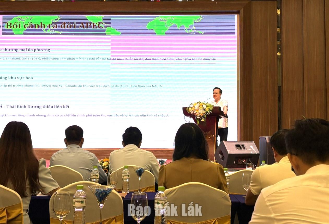 Tập huấn kỹ năng tuyên truyền Năm APEC Việt Nam 2027 2 TS. Trịnh Minh Anh, nguyên Vụ Trưởng,Chánh Văn phòng Ban chỉ đạo liên ngành Hội nhập kinh tế quốc tế giới thiệu tổng quan về APEC và Năm APEC 2027.