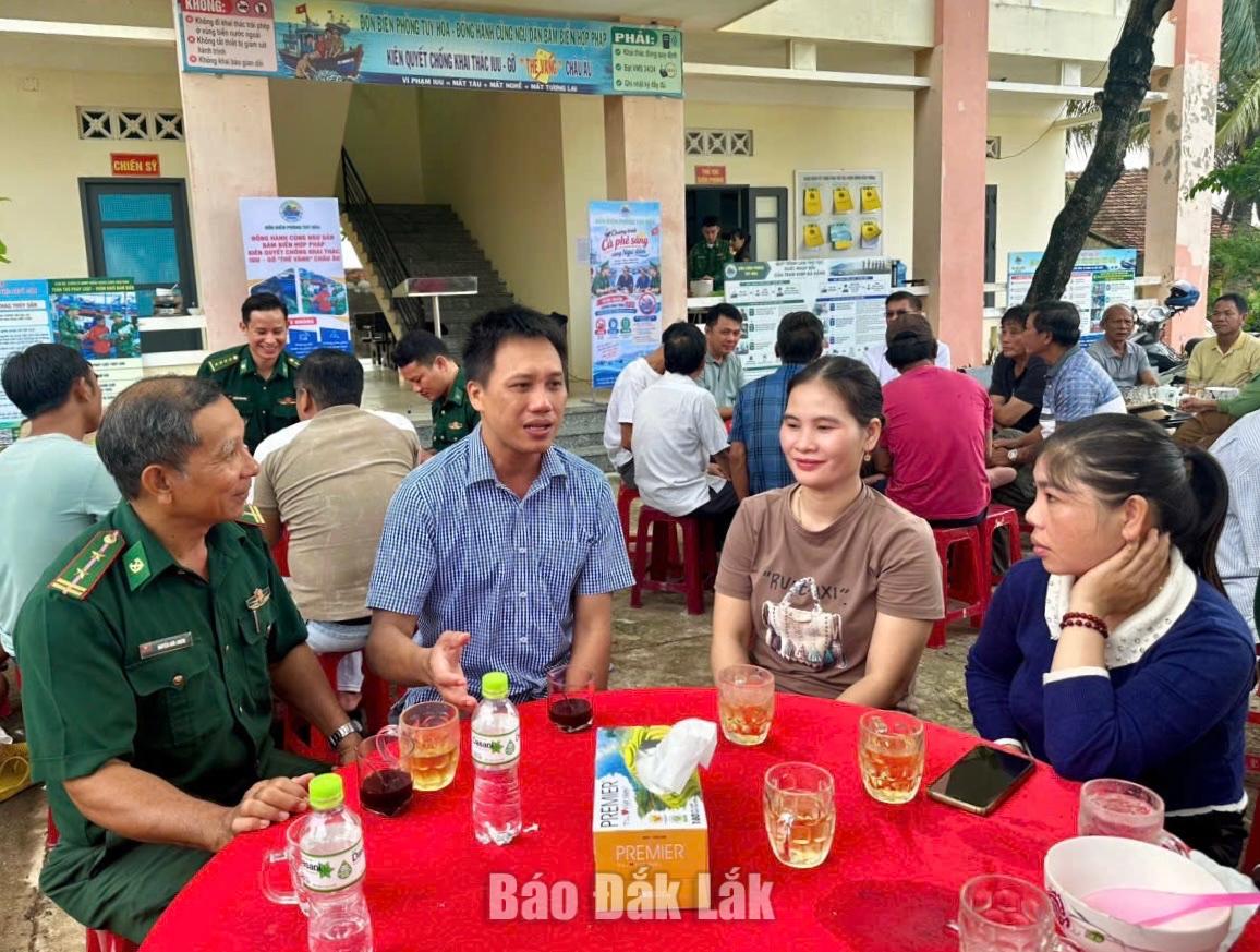 Đồn Biên phòng Tuy Hòa triển khai mô hình “Cà phê sáng cùng ngư dân” 2 Cán bộ Đồn Biên phòng Tuy Hòa và phường Phú Yên trò chuyện với ngư dân trong chương trình Cà phê sáng cùng ngư dân.