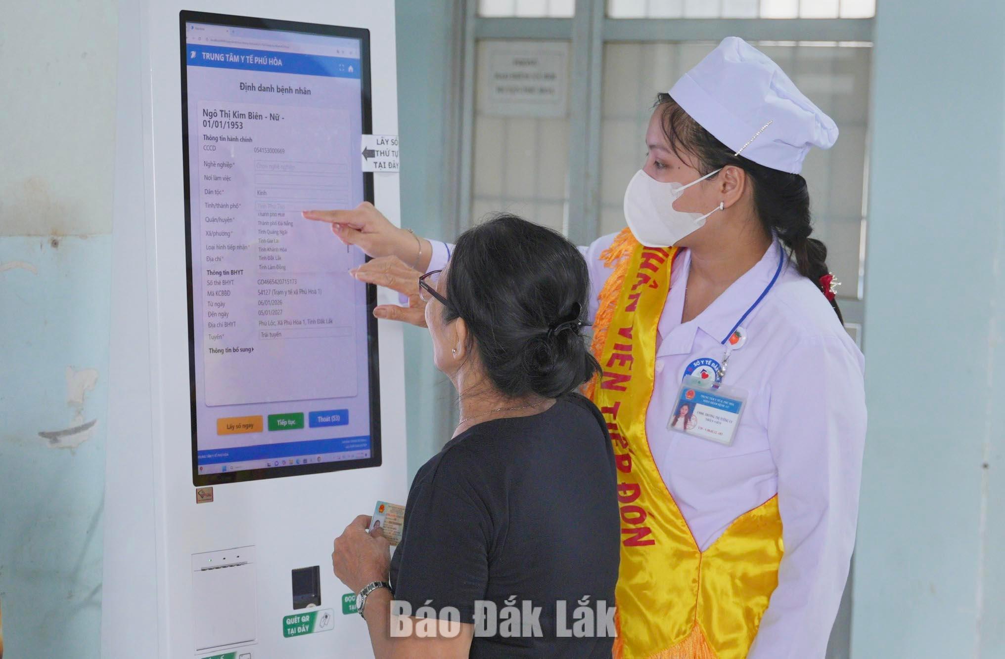 Agribank Chi nhánh Phú Yên tặng Kiosk y tế thông minh cho Trung tâm Y tế Phú Hòa 2 Hướng dẫn người bệnh trải nghiệm Kiosk y tế thông minh.