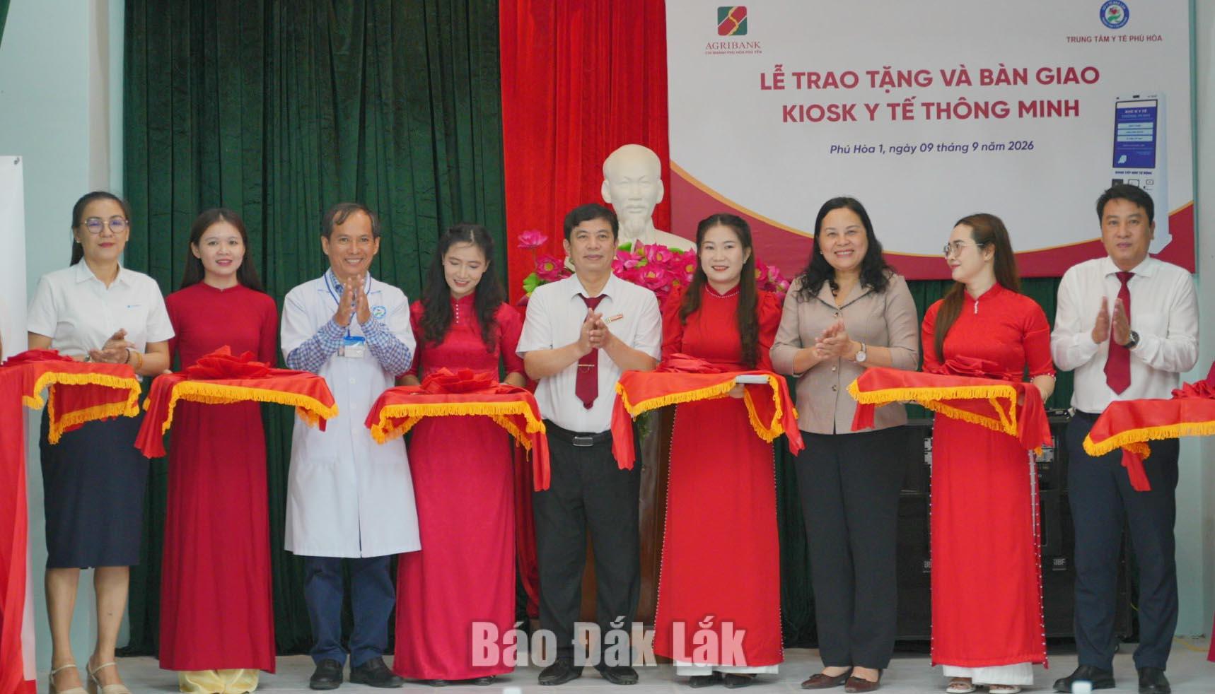 Agribank Chi nhánh Phú Yên tặng Kiosk y tế thông minh cho Trung tâm Y tế Phú Hòa 1 Các đại biểu cắt băng khánh thành đưa Kiosk Y tế thông minh vào sử dụng.