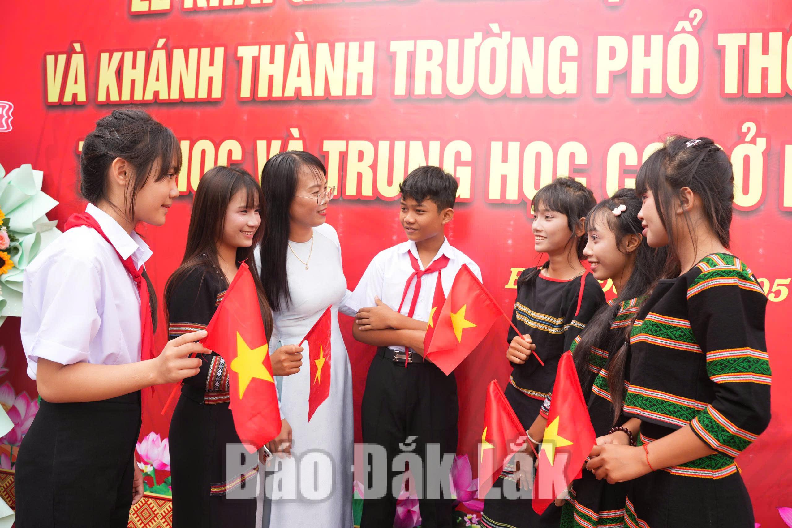 Cô trò Trường Phổ thông nội trú Tiểu học và THCS Buôn Đôn phấn khởi chào năm học mới.Ảnh:  H
