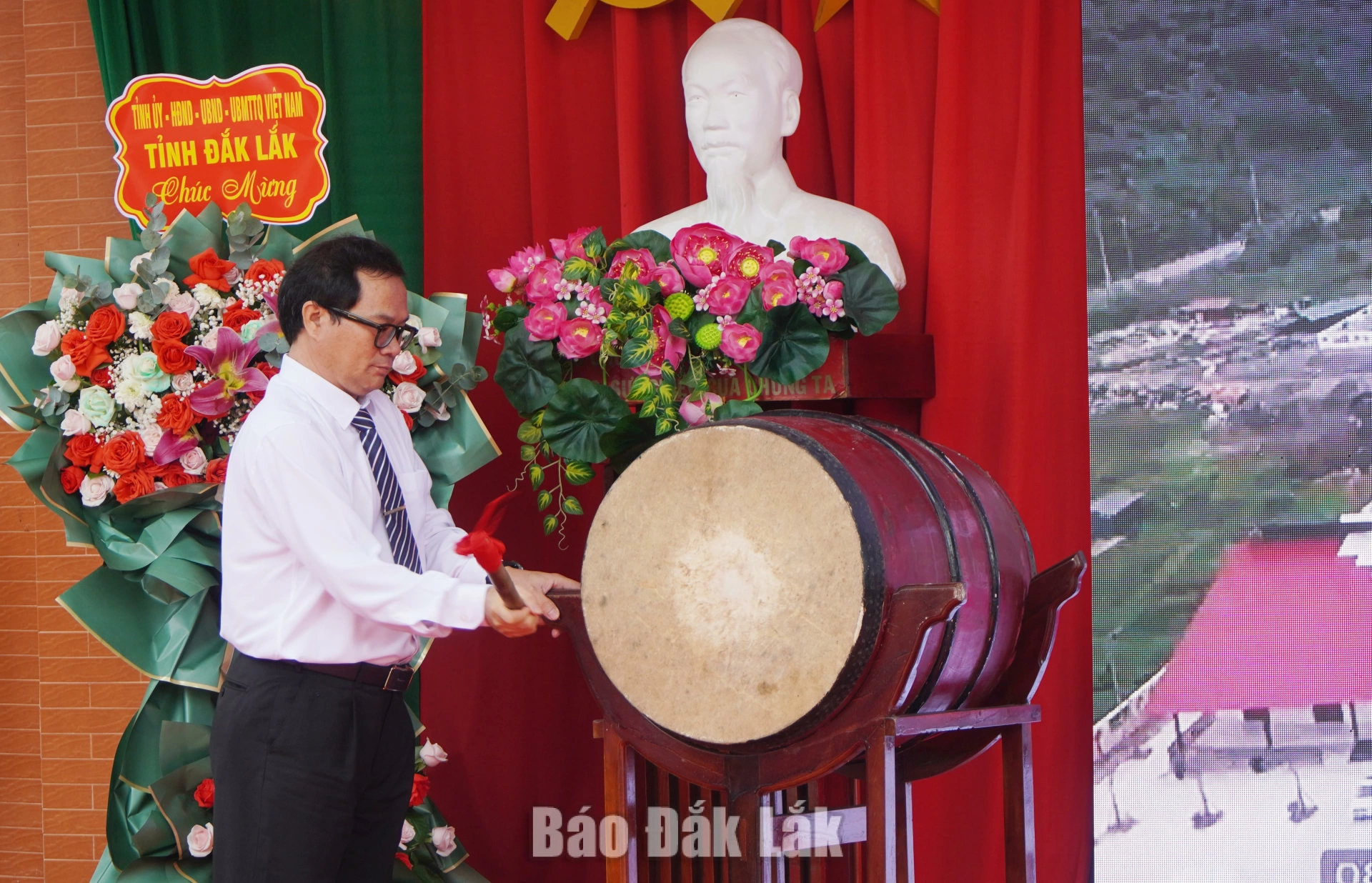 Trao 113 suất học bổng dịp khai giảng 2 Thầy Phạm Ngọc Thơ, Bí thư Đảng ủy, hiệu trưởng Trường THPT Trần Quốc Tuấn đánh trống khai giảng năm học mới 2026-2027.