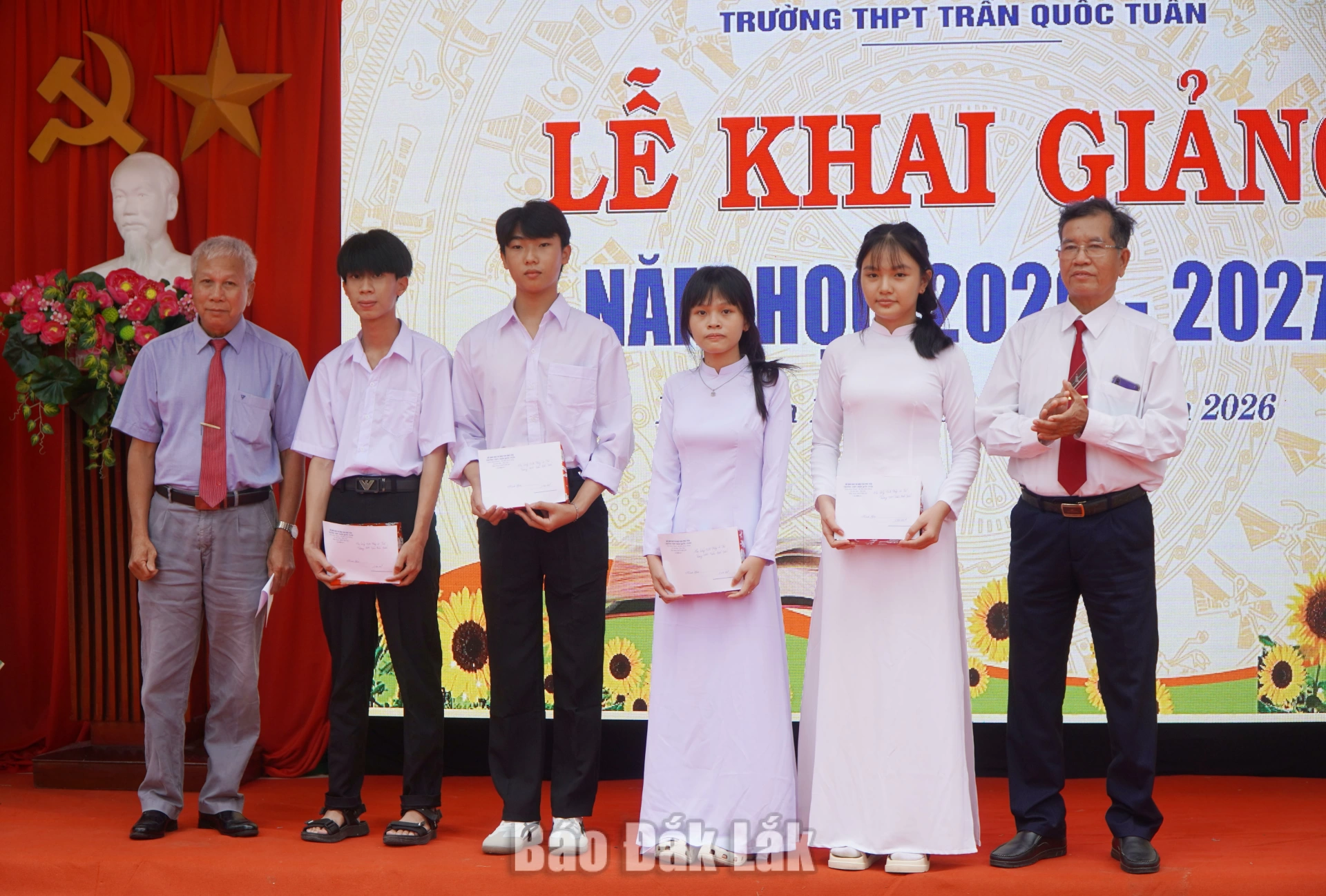 Trao 113 suất học bổng dịp khai giảng 3 Các em học sinh học giỏi, khó khăn được nhận các suất học bổng tại lễ khai giảng.