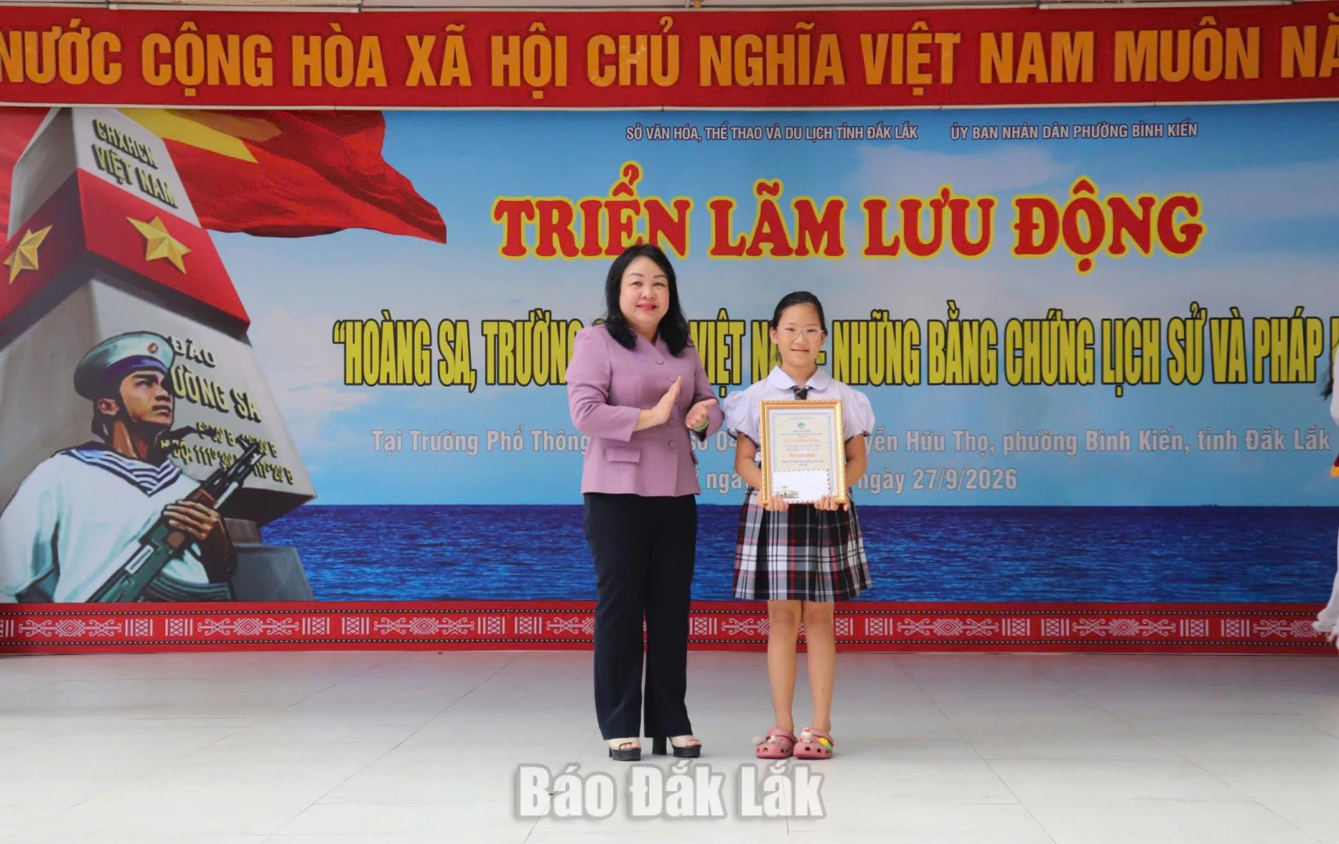 đồng chí Cao Thị Hòa An, Ủy viên Trung ương Đảng, Phó Bí thư Thường trực Tỉnh ủy, Chủ tịch HĐND tỉnh trao thưởng cho học sinh đạt giải nhất cuộc thi vẽ tranh “Em yêu Biển, Đảo Việt Nam” năm 2026.