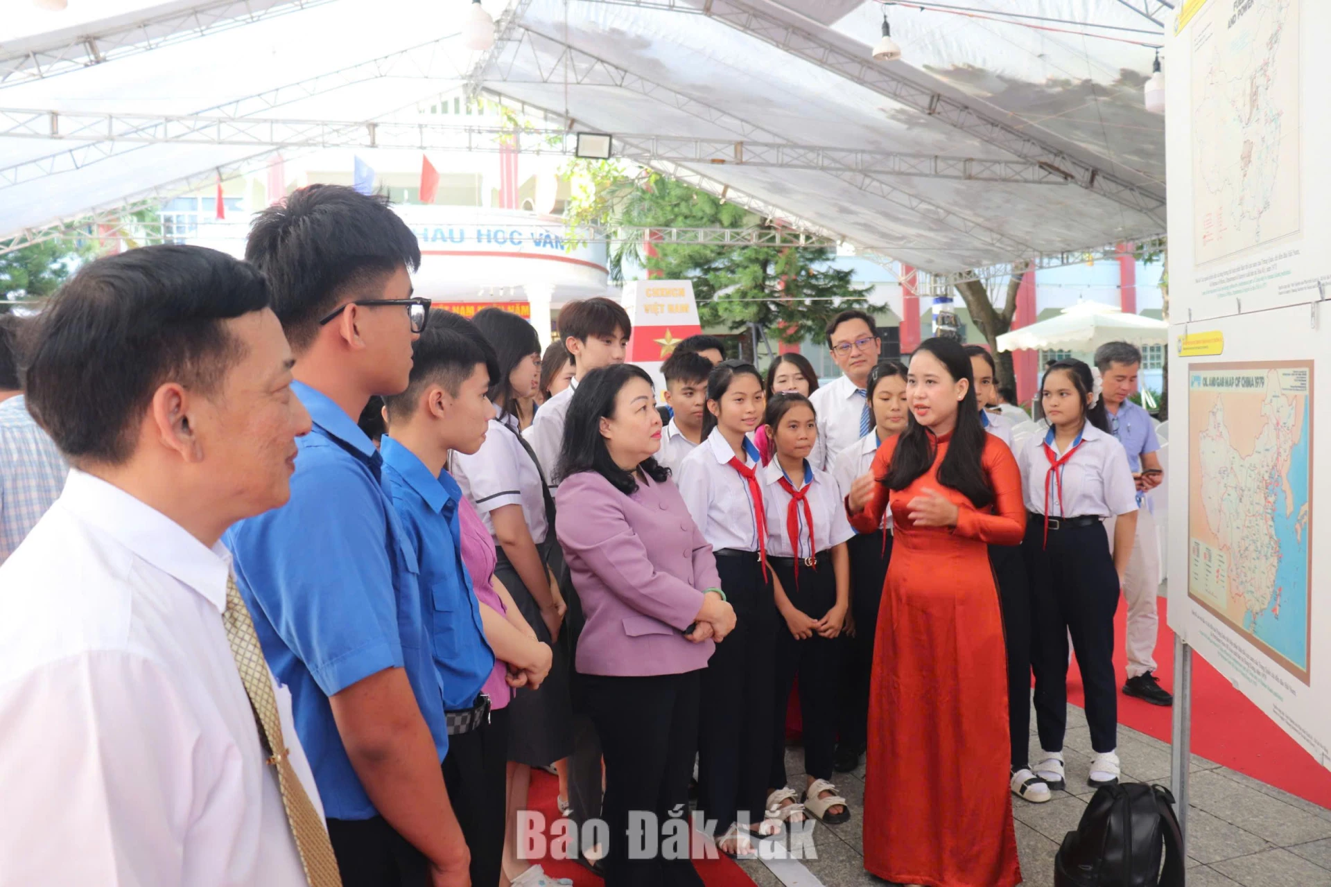 đồng chí Cao Thị Hòa An, Ủy viên Trung ương Đảng, Phó Bí thư Thường trực Tỉnh ủy, Chủ tịch HĐND tỉnh cùng các đại biểu, học sinh, giáo viên tham quan các tư liệu hiện vật, hình ảnh về Hoàng Sa, Trường Sa.