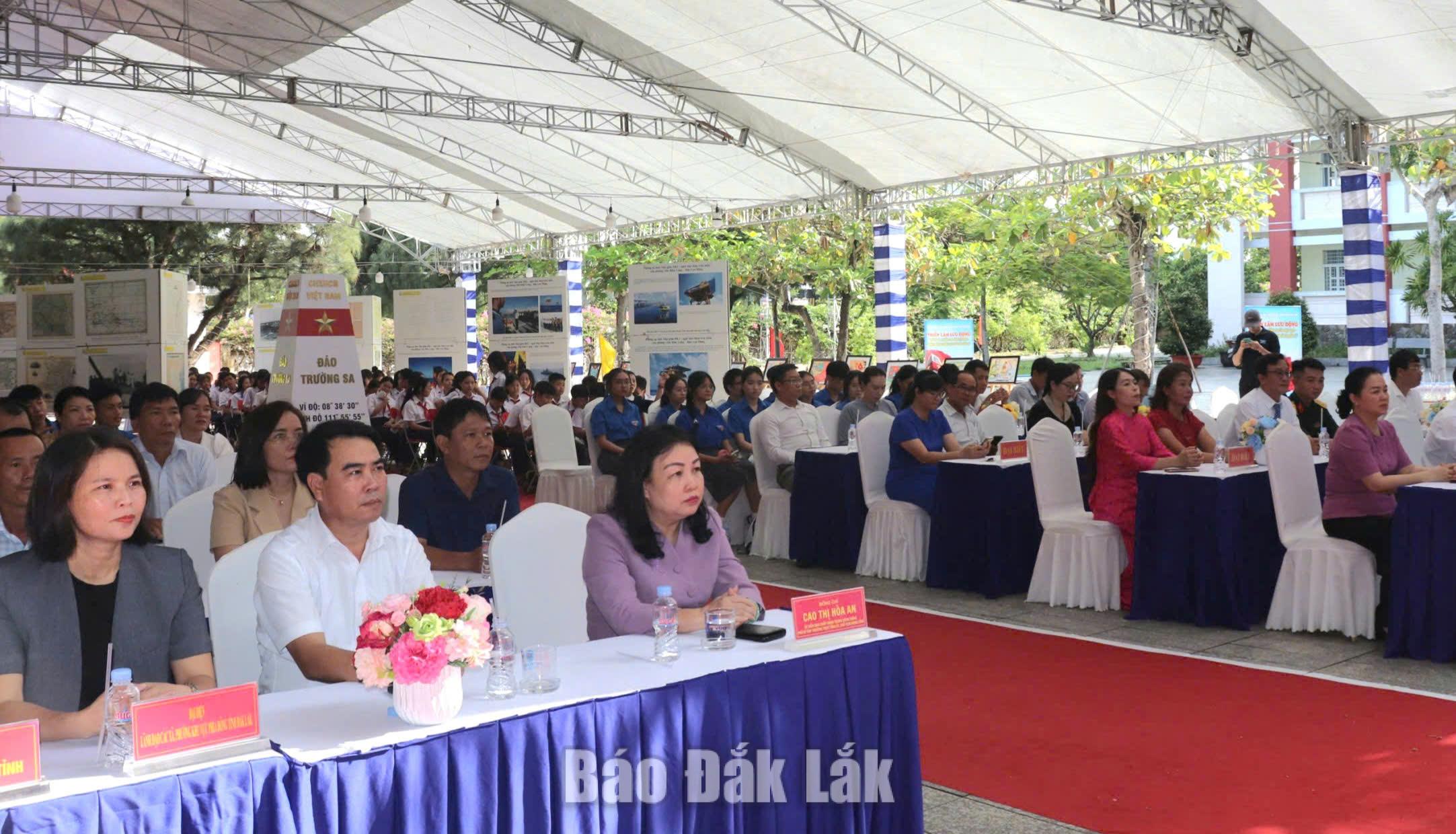 Các đại biểu dự lễ bế mạc triển lãm.