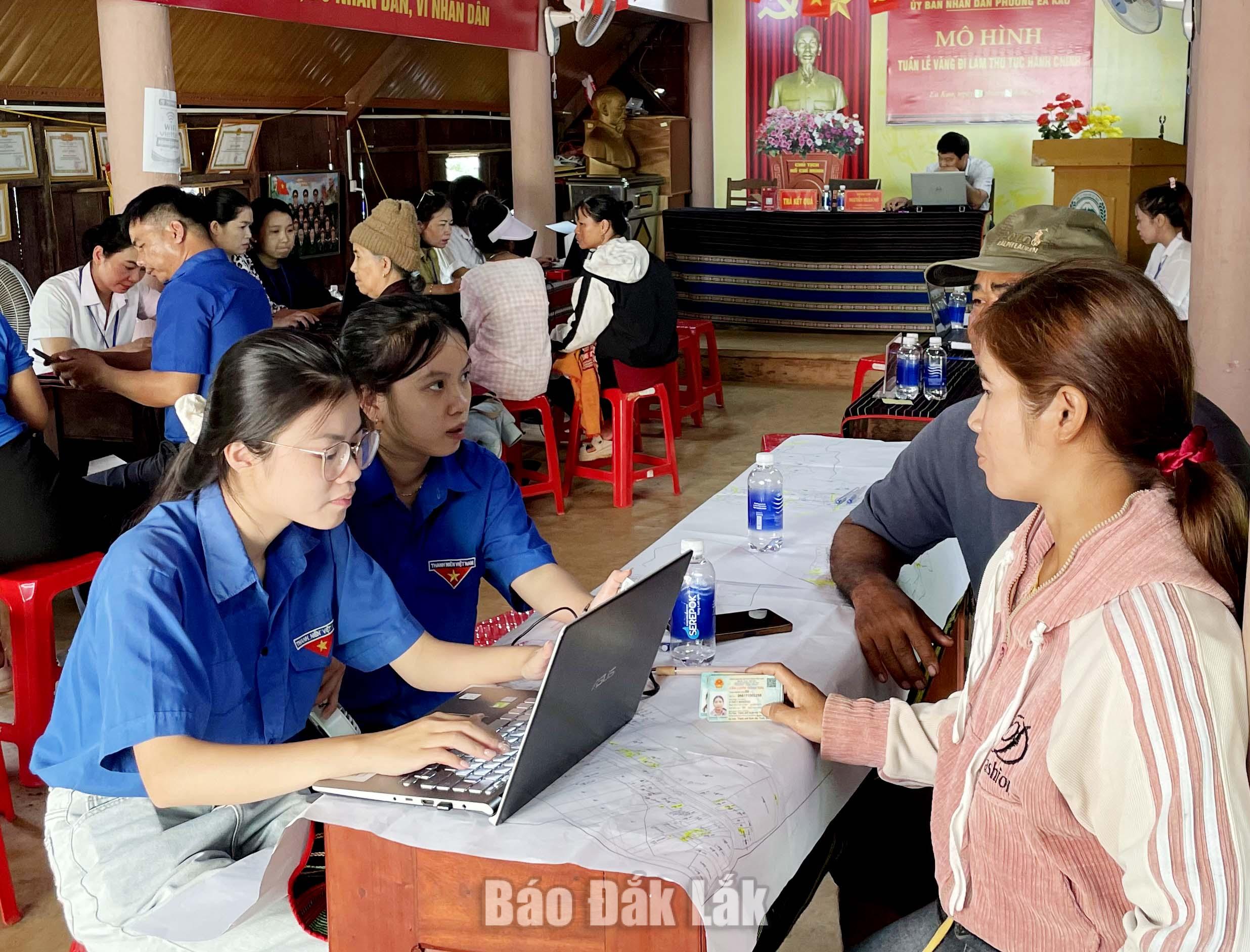 Hiệu quả chuyển đổi số ở phường Ea Kao 1 Các thành viên tổ công nghệ số cộng đồng phường Ea Kao hướng dẫn người dân thực hiện dịch vụ công trực tuyến, thanh toán không dùng tiền mặt.