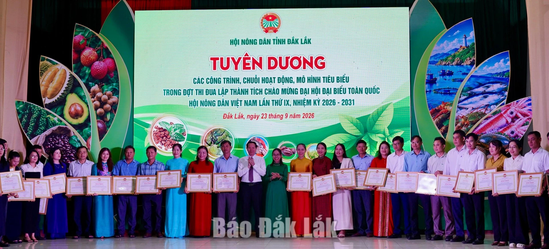 Khai mạc chuỗi hoạt động kết nối, quảng bá và tiêu thụ nông sản 4 Ban Thường vụ Hội Nông dân tỉnh cũng tuyên dương 42 tập thể và 45 cá nhân có thành tích tiêu biểu trong đợt thi đua đặc biệt chào mừng Đại hội đại biểu toàn quốc Hội Nông dân Việt Nam lần thứ IX, nhiệm kỳ 2026 - 2031.