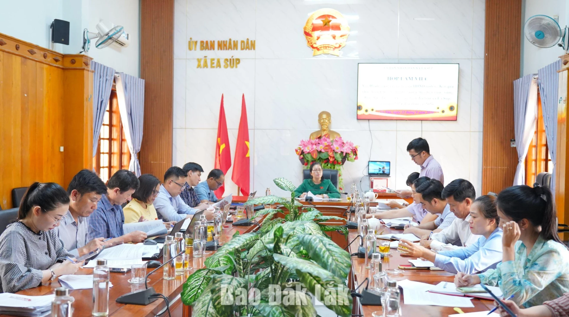 Đoàn giám sát số 36 làm việc tại xã Ea Súp về công tác giảm nghèo vùng đồng bào dân tộc thiểu số 2 Quang cảnh buổi làm việc.