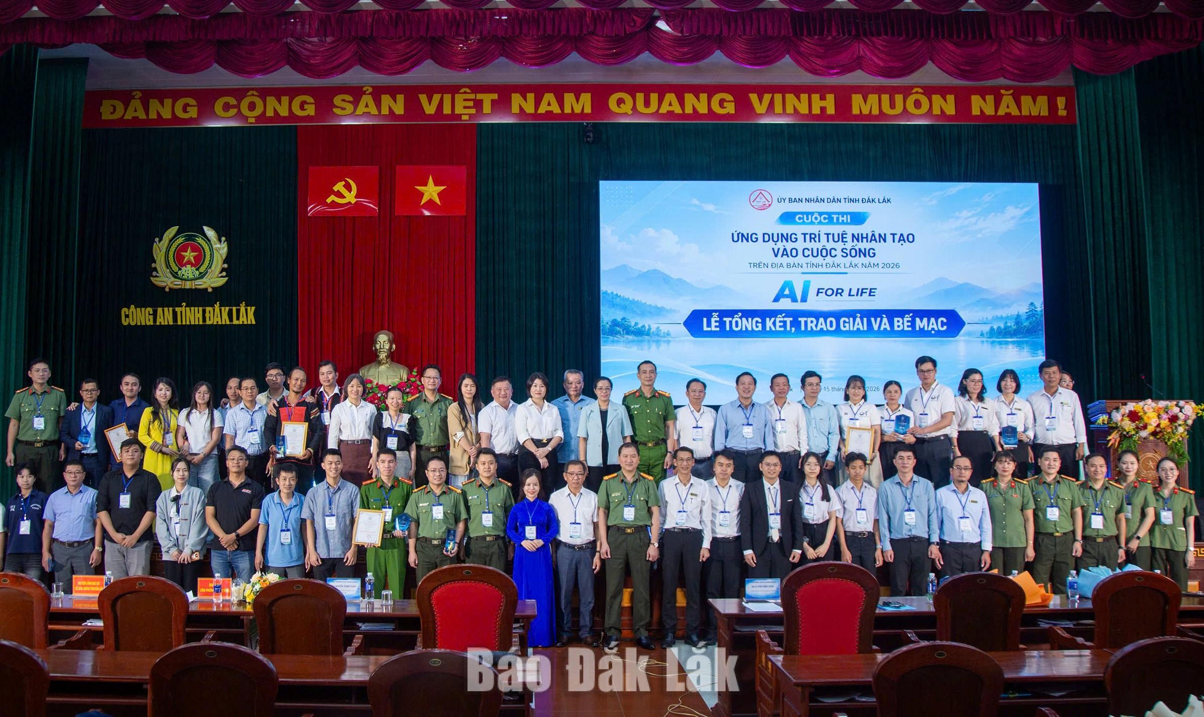 Trao 20 giải thưởng Cuộc thi “Ứng dụng trí tuệ nhân tạo vào cuộc sống” 2 các thí sinh tham gia cuộc thi chụp ảnh lưu niệm.