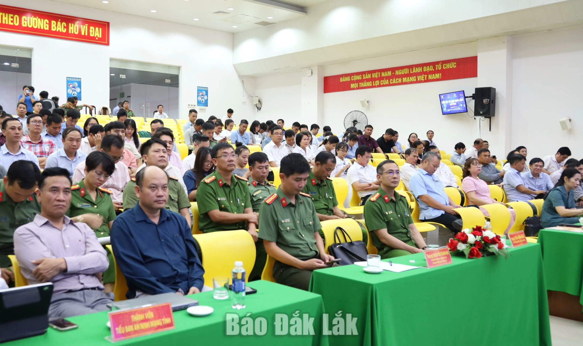 Bế mạc diễn tập thực chiến bảo đảm an ninh mạng tỉnh Đắk Lắk lần thứ hai năm 2026. 2 Các đại biểu tham dự buổi lễ.