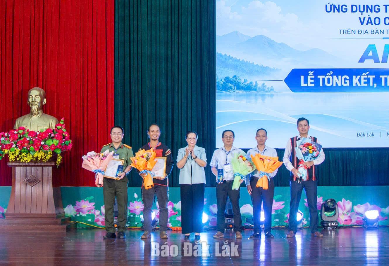 Trao 20 giải thưởng Cuộc thi “Ứng dụng trí tuệ nhân tạo vào cuộc sống” 3 Phó Bí thư Tỉnh ủy Huỳnh Thị Chiến Hòa trao chứng nhận và kỷ niệm chương cho các thí sinh có thành tích xuất sắc.