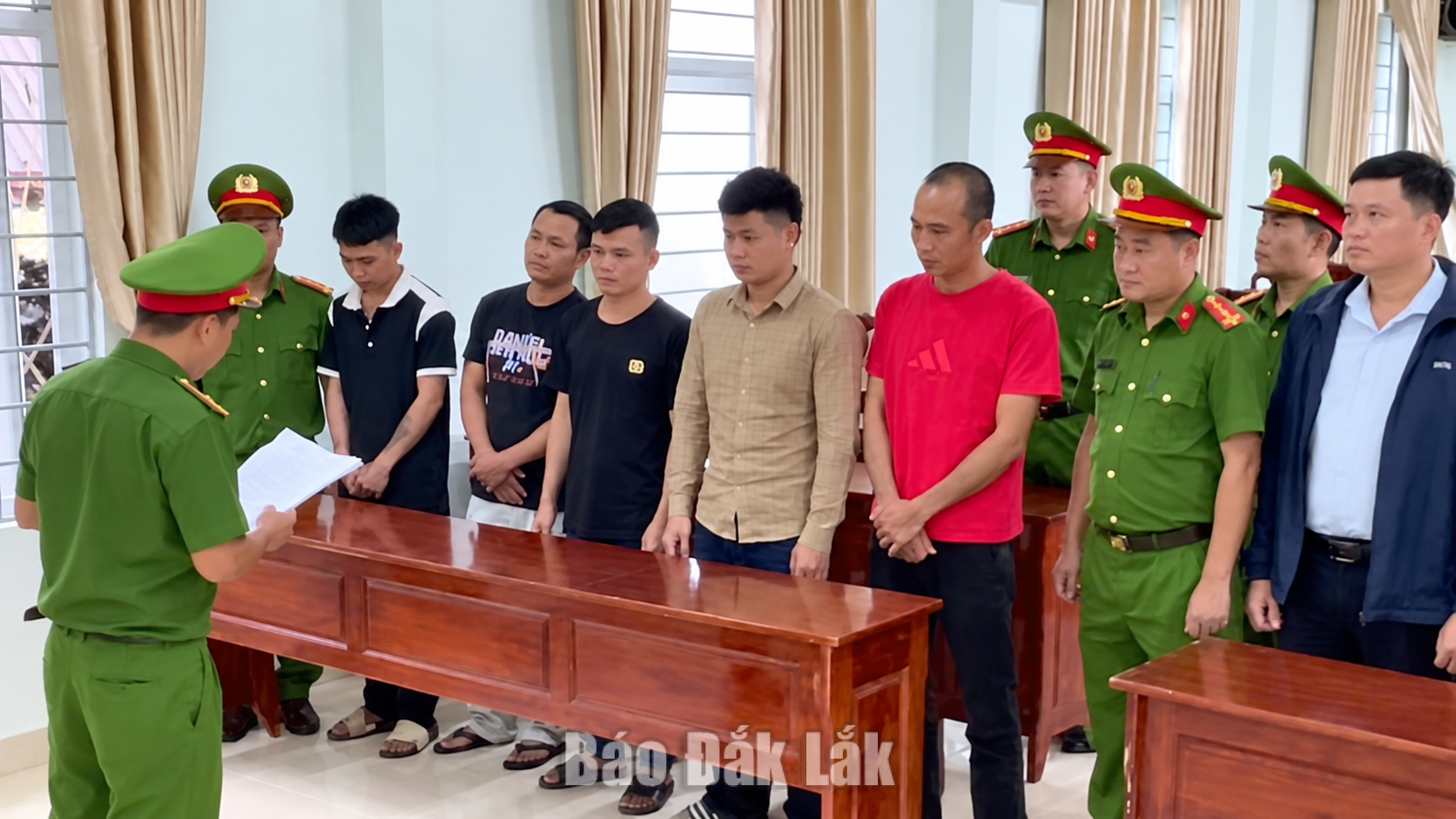 Khởi tố 6 đối tượng mang hung khí giải quyết mâu thuẫn tại quán cà phê 1 các đối tượng bị khởi tố.