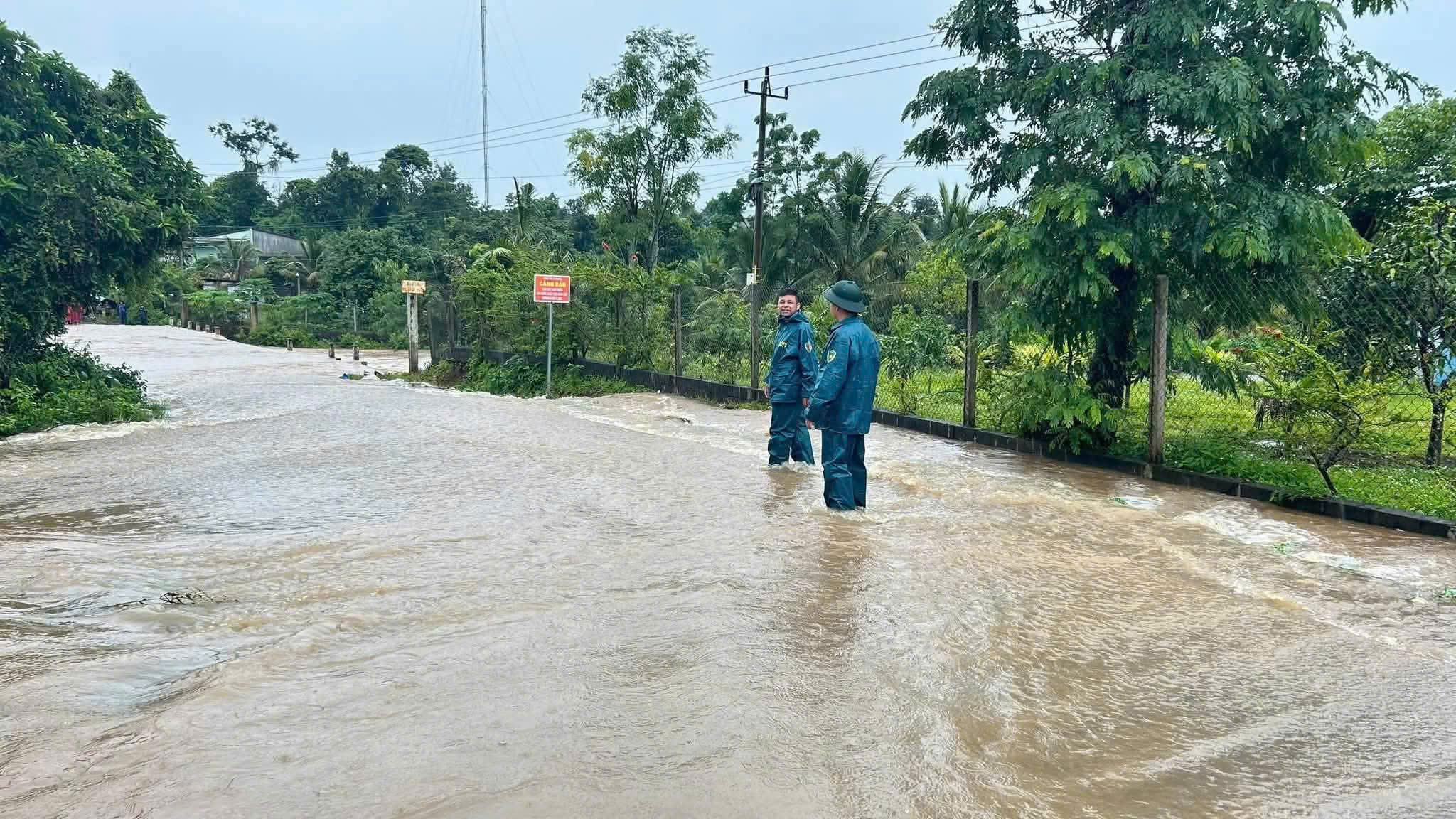 Cầu tràn Buôn Dlung (thôn Ea Siên 5, xã Ea Drông) bị ngập cục bộ sáng ngày 9/9/2026.