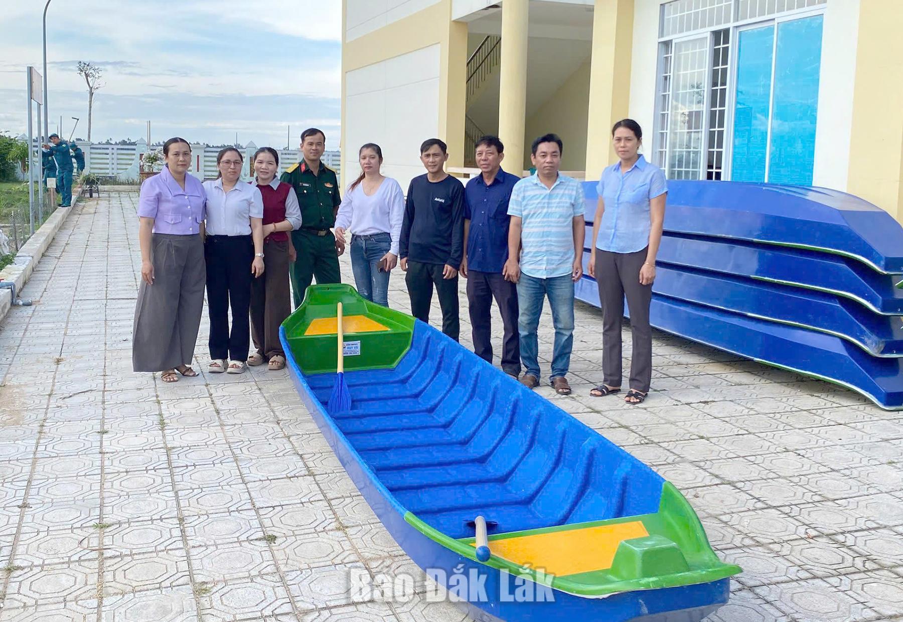 Xã Hòa Xuân bàn giao xuồng cho các thôn phục vụ phòng, chống thiên tai 1 Đại diện các thôn nhận xuồng được bàn giao.