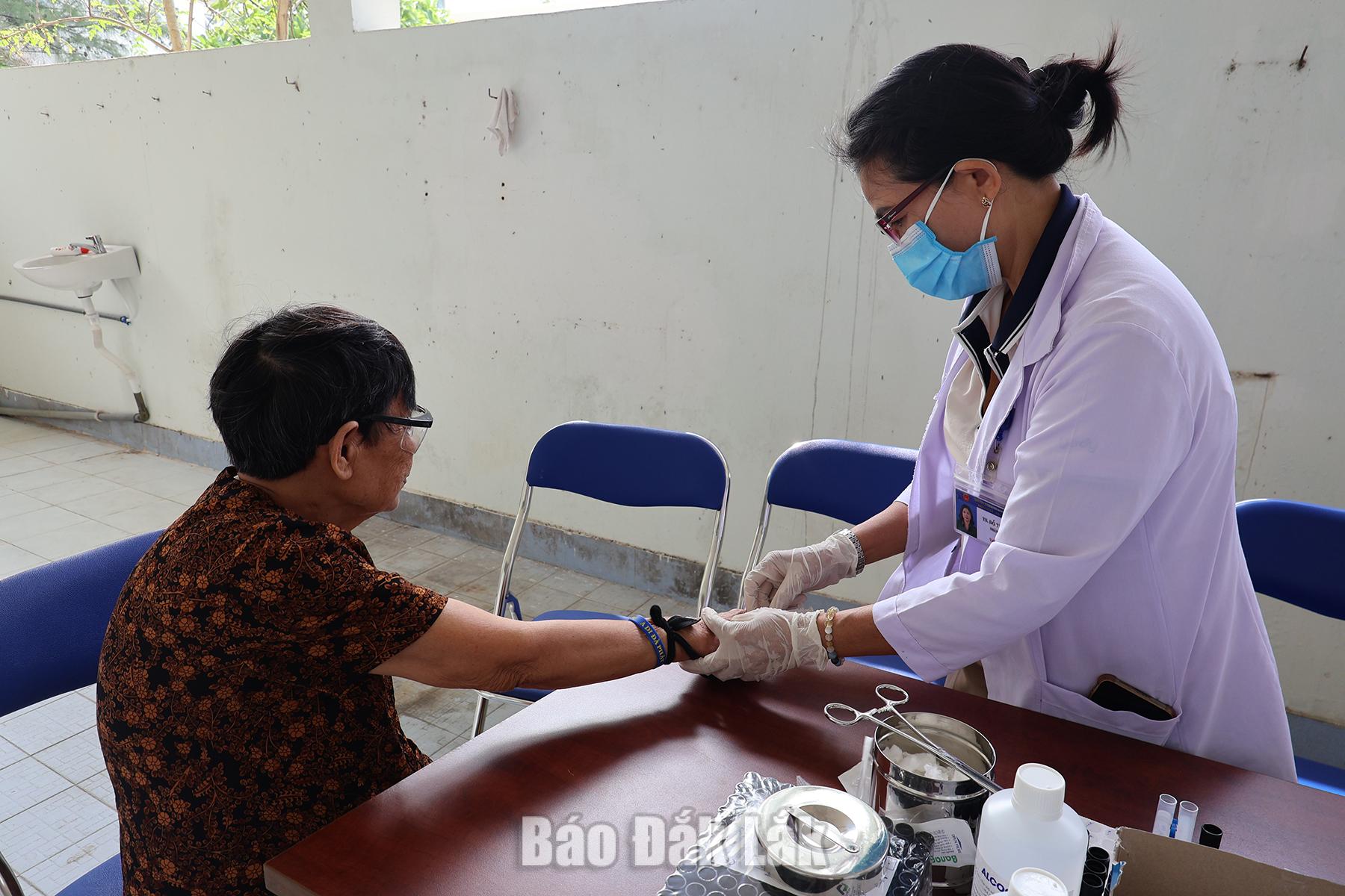 Hòa Hiệp đẩy nhanh tiến độ khám sức khỏe toàn dân 1 Cán bộ Trung tâm Y tế Đông Hòa kiểm tra các chỉ số sức khỏe cơ bản cho người dân.