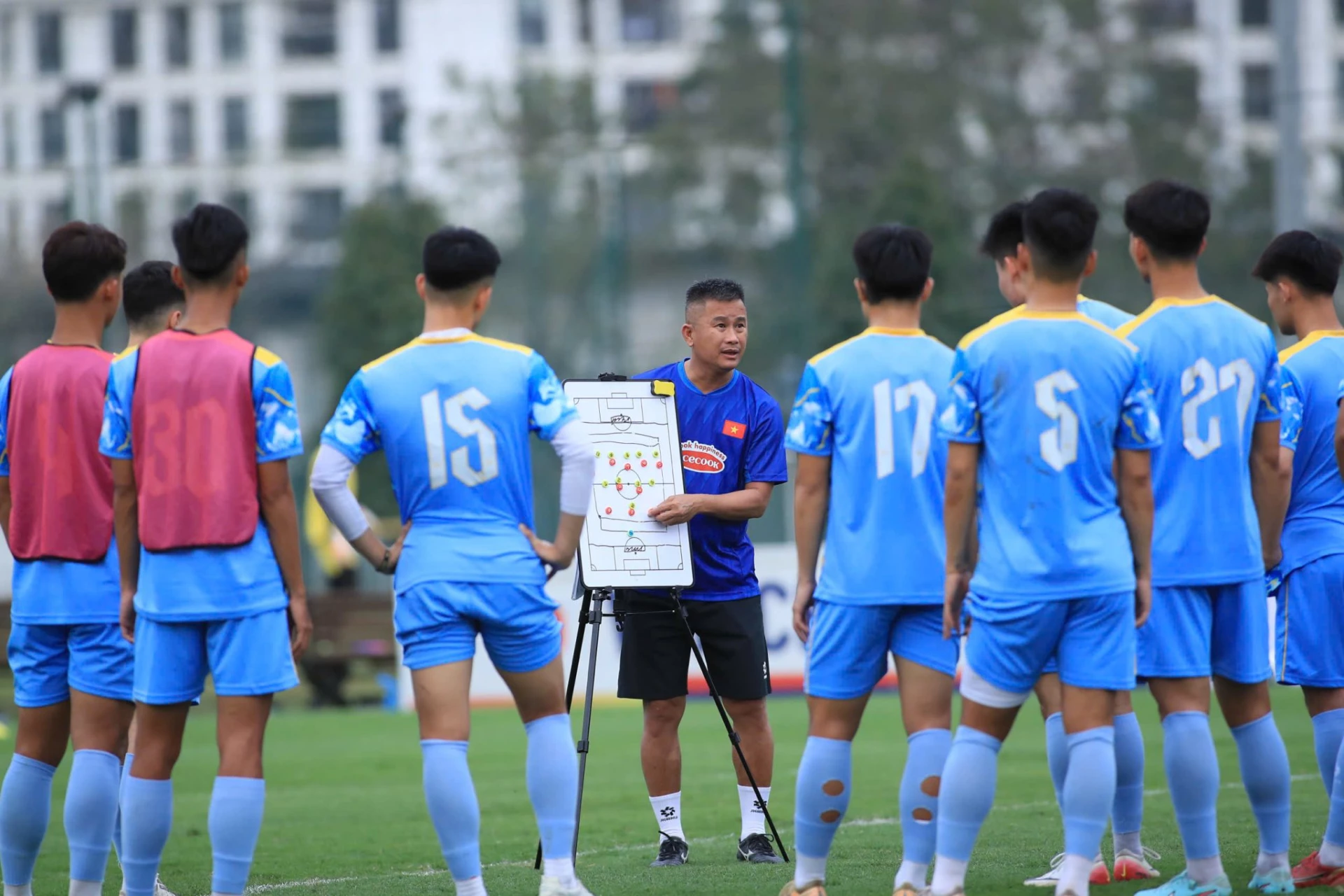 U23 Việt Nam – U23 Uzbekistan: Bài kiểm tra toàn diện cho đội bóng sao vàng 1 Huấn luyện viên Đinh Hồng Vinh sẽ có những tính toán chiến thuật hợp lý trong trận gặp Ảnh: VFF