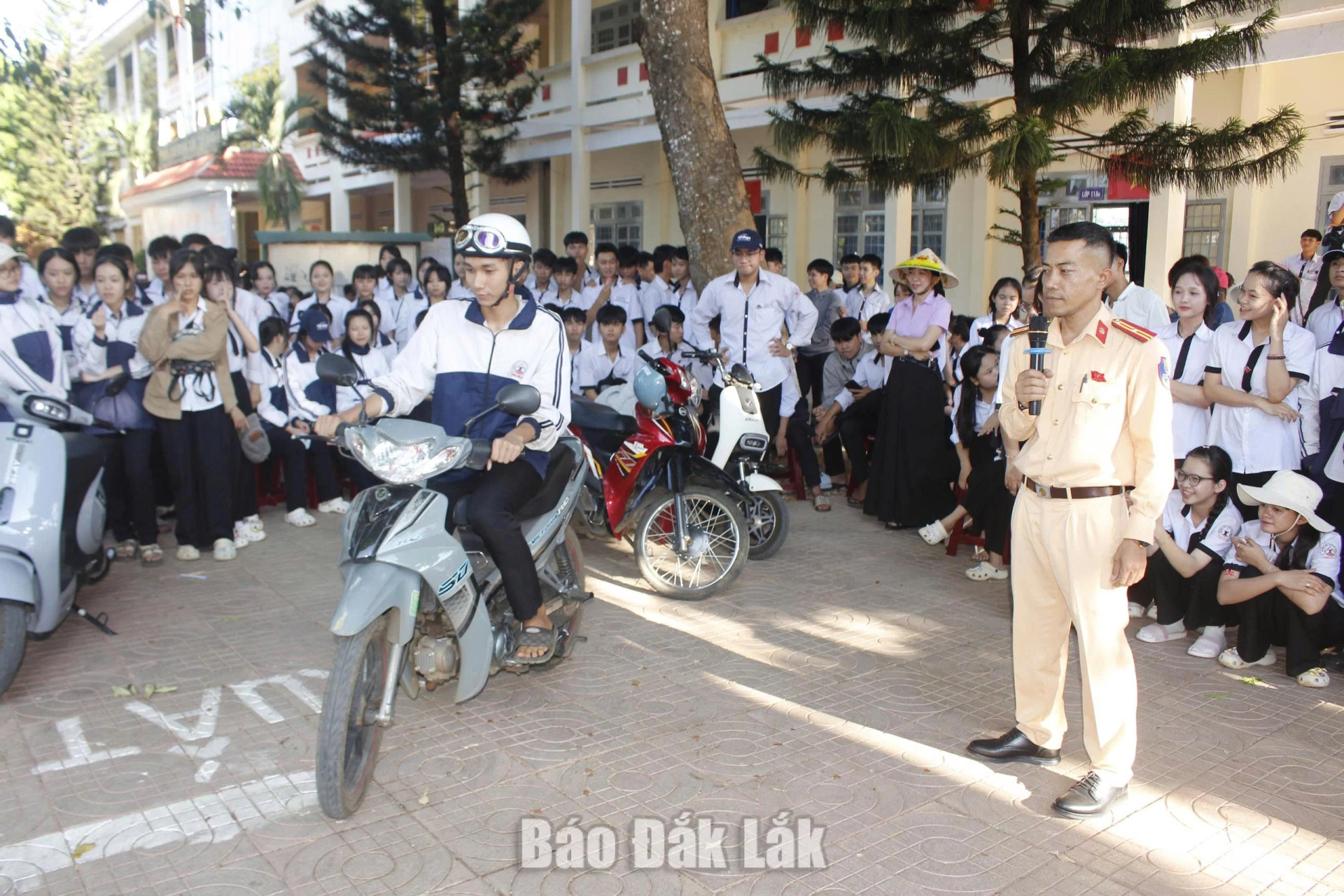 Lan tỏa văn hóa chấp hành pháp luật từ học đường 1 Cảnh sát giao thông hướng dẫn học sinh