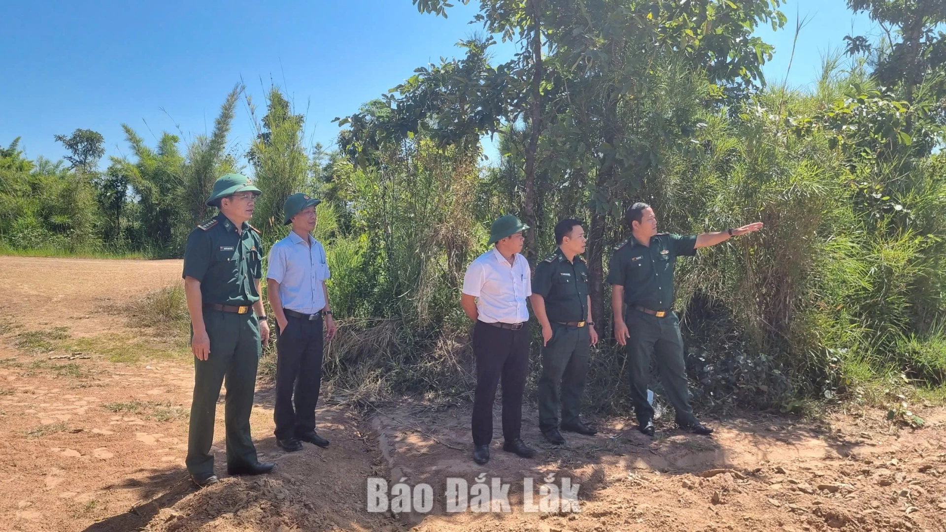 Bộ đội Biên phòng tỉnh khảo sát quy hoạch bố trí, ổn định dân cư khu vực biên giới 1
Lãnh đạo Ban Chỉ huy Bộ đội Biên phòng tỉnh và lãnh đạo địa phương khảo sát thực tế khu vực thực hiện dự án.