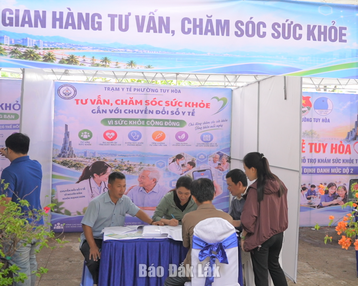 Phường Tuy Hòa: Khám sức khỏe toàn dân gắn với chuyển đổi số vì sức khỏe cộng đồng 1 Các gian hàng tư vấn, chăm sóc sức khỏe gắn với ứng dụng công nghệ số tại Ngày hội khám sức khỏe toàn dân phường Tuy Hòa.