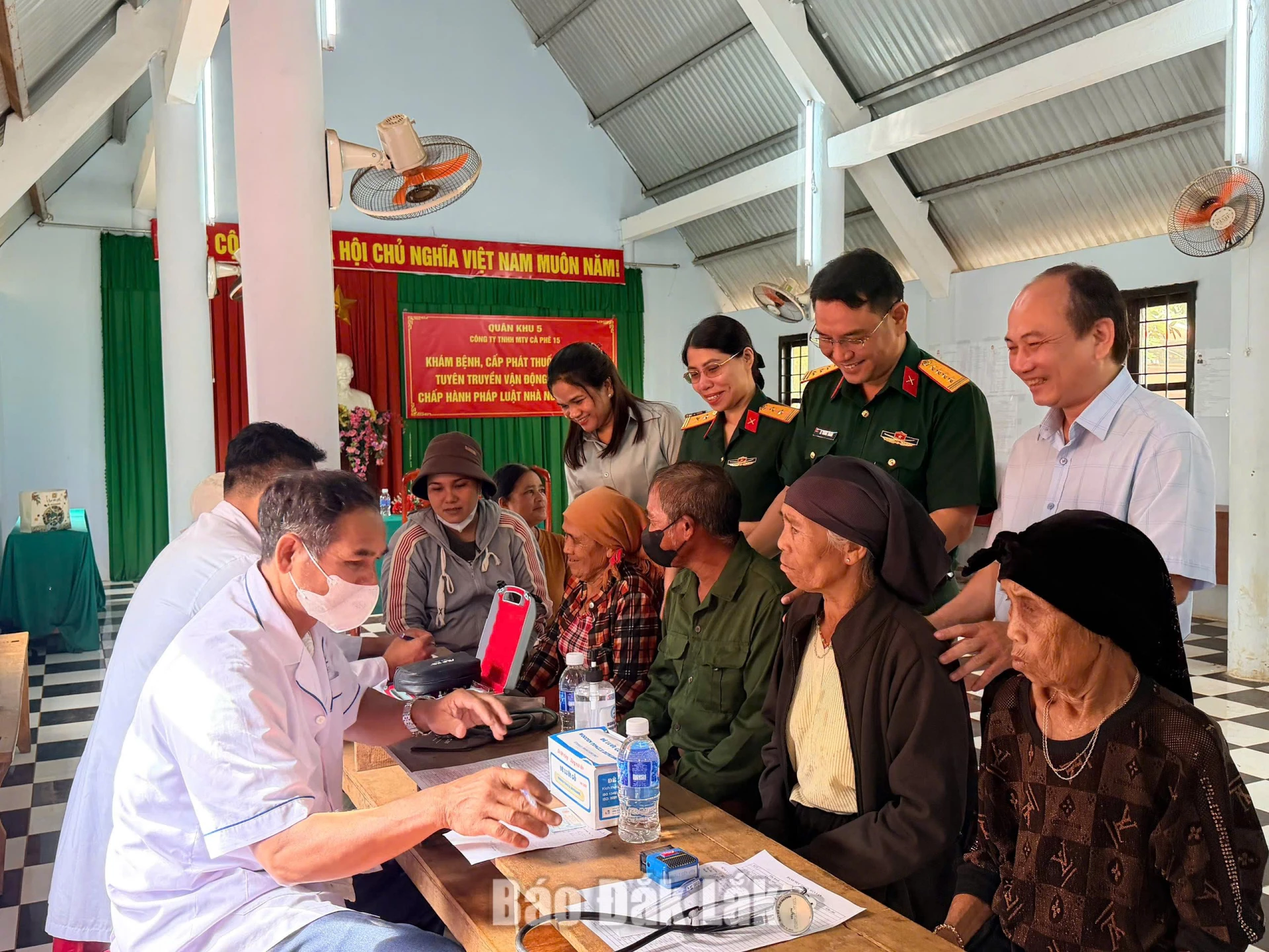 Công ty TNHH MTV Cà phê 15 khám bệnh miễn phí cho khoảng 1.700 người dân 1 Lãnh đạo Công ty ân cần