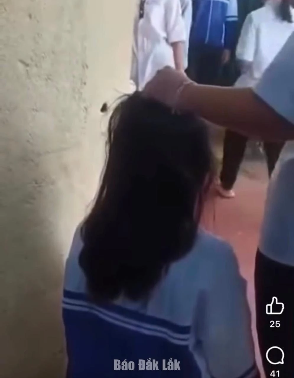 Công an xã Quảng Phú: Xác minh, xử lý vụ nữ sinh bị đánh và đăng clip lên mạng xã hội. 1 Hình ảnh nữ sinh bị đánh, túm tóc được đăng tải trên mạng xã hội. (Ảnh cắt ra từ clip)