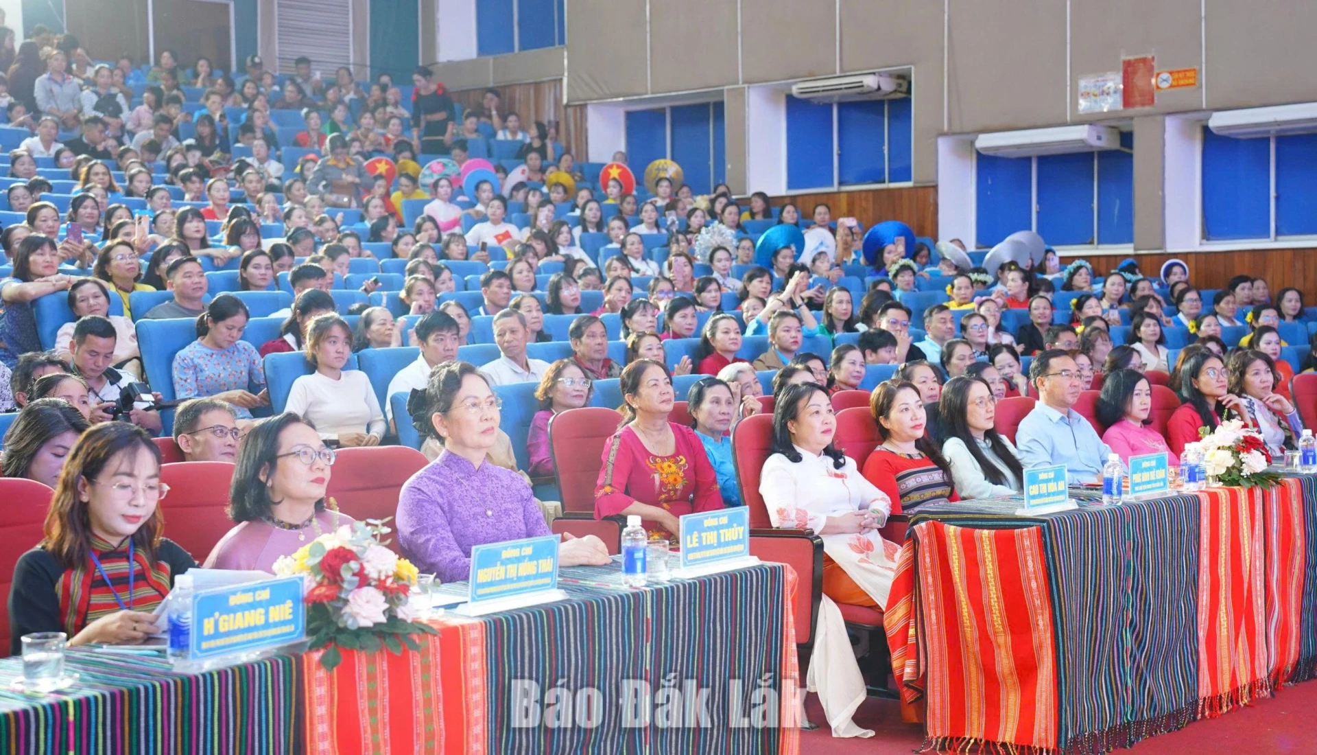 Rực rỡ sắc màu văn hóa trong Đêm hội Áo dài và trang phục dân tộc 1 Các đại biểu tham dự đêm hội.