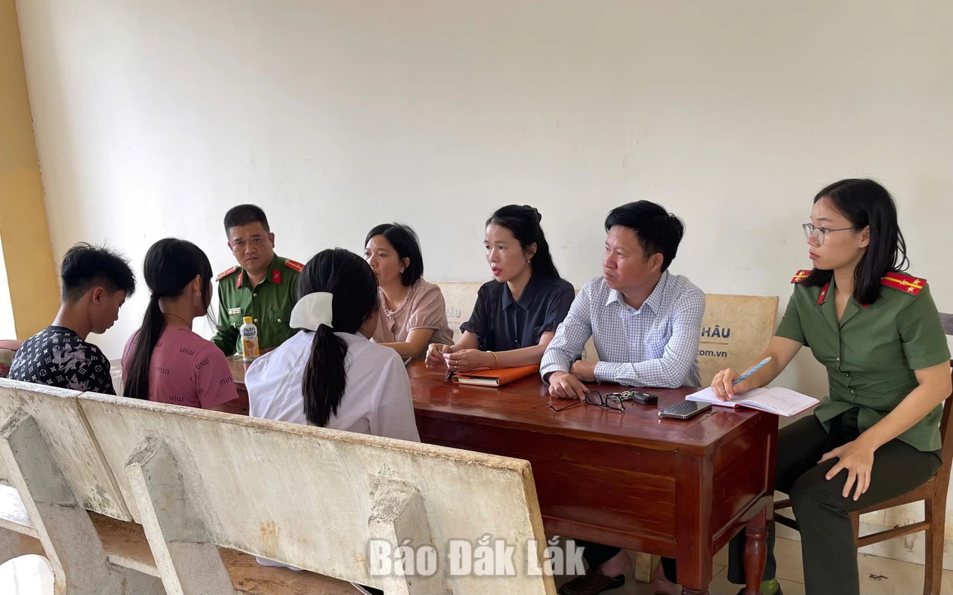 Công an xã Quảng Phú: Xác minh, xử lý vụ nữ sinh bị đánh và đăng clip lên mạng xã hội. 2 Công an xã Quảng Phú đang phối hợp với chính quyền địa phương, nhà trường và gia đình để tiếp tục làm việc với các cá nhân liên quan