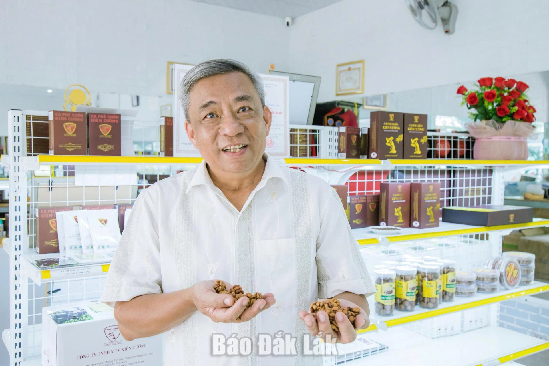 Đắk Lắk có 3 nông dân được vinh danh “Nông dân Việt Nam xuất sắc 40 năm đổi mới” 1 Ông Hoàng Mạnh Cường, Giám đốc Công ty TNHH MTV Kiên Cường, phát triển mô hình chăn nuôi động vật hoang dã hợp pháp kết hợp sản xuất, chế biến cà phê chồn.
