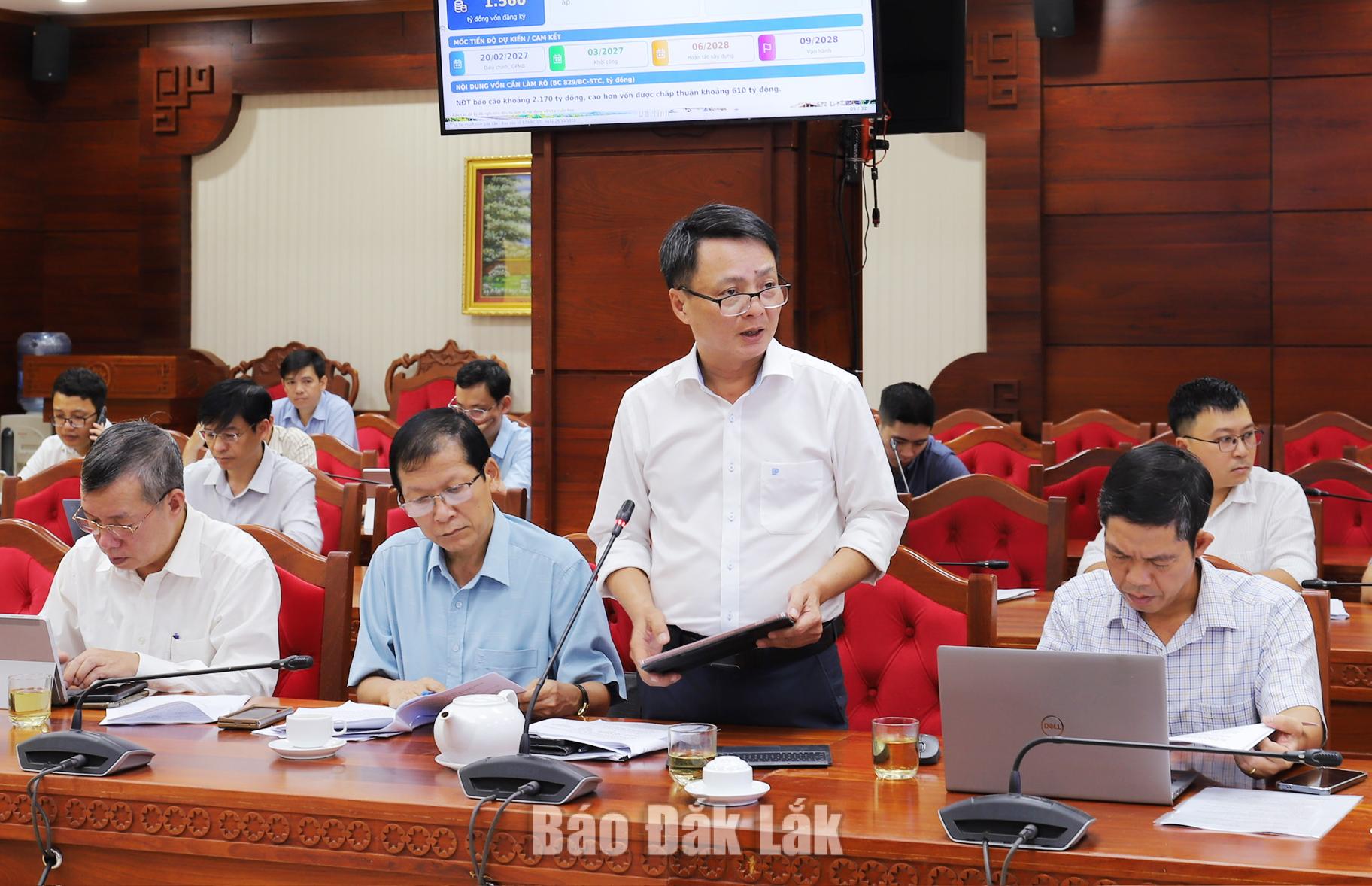 Phó Giám đốc Sở Tài chính báo cáo về tiến độ triển khai các dự án năng lượng.