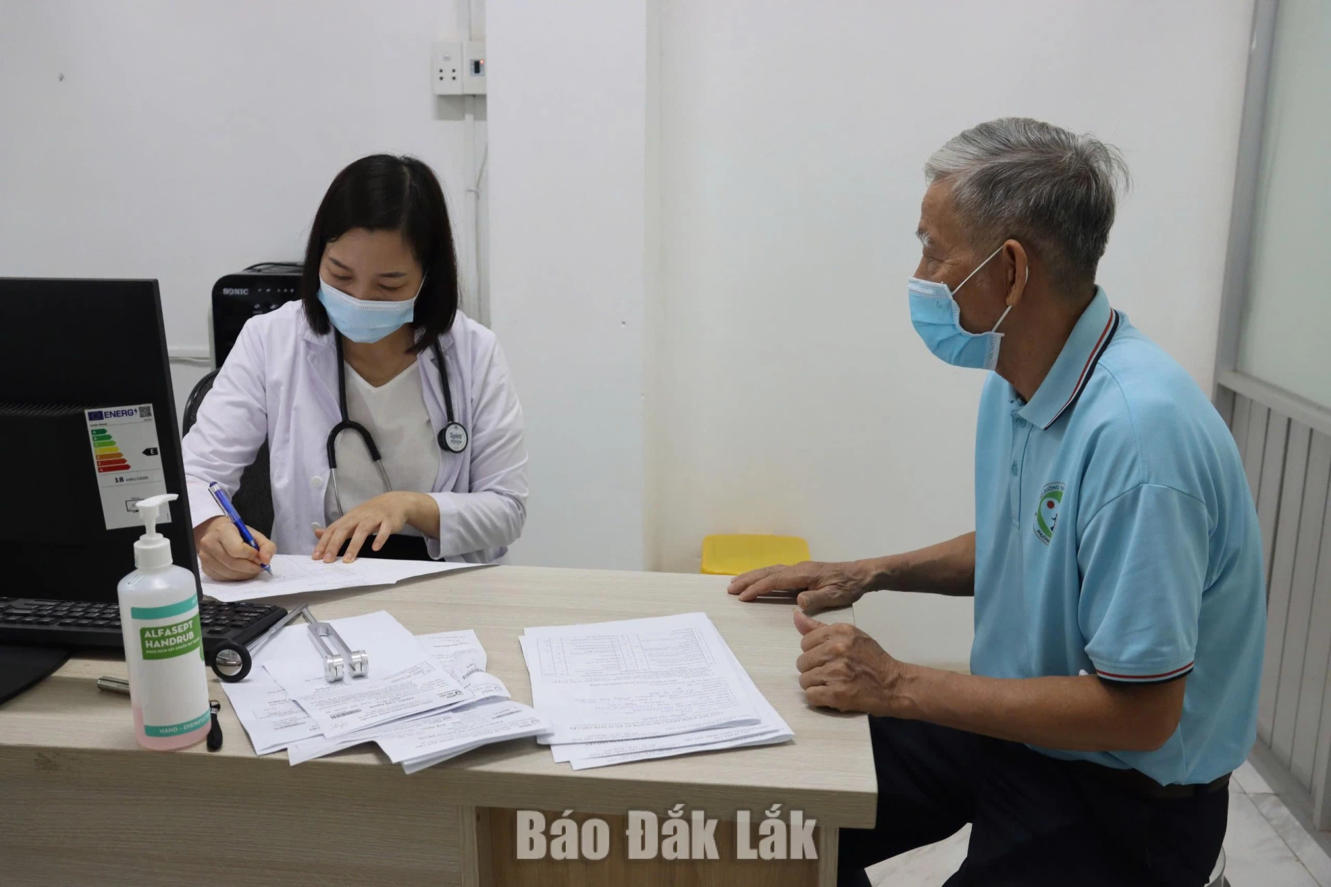 Phấn đấu đến năm 2030, 90% xã, phường có ít nhất một câu lạc bộ chăm sóc người cao tuổi 1 Người cao tuổi trên địa bàn phường Buôn Ma Thuột được thăm khám sức khỏe định kỳ.