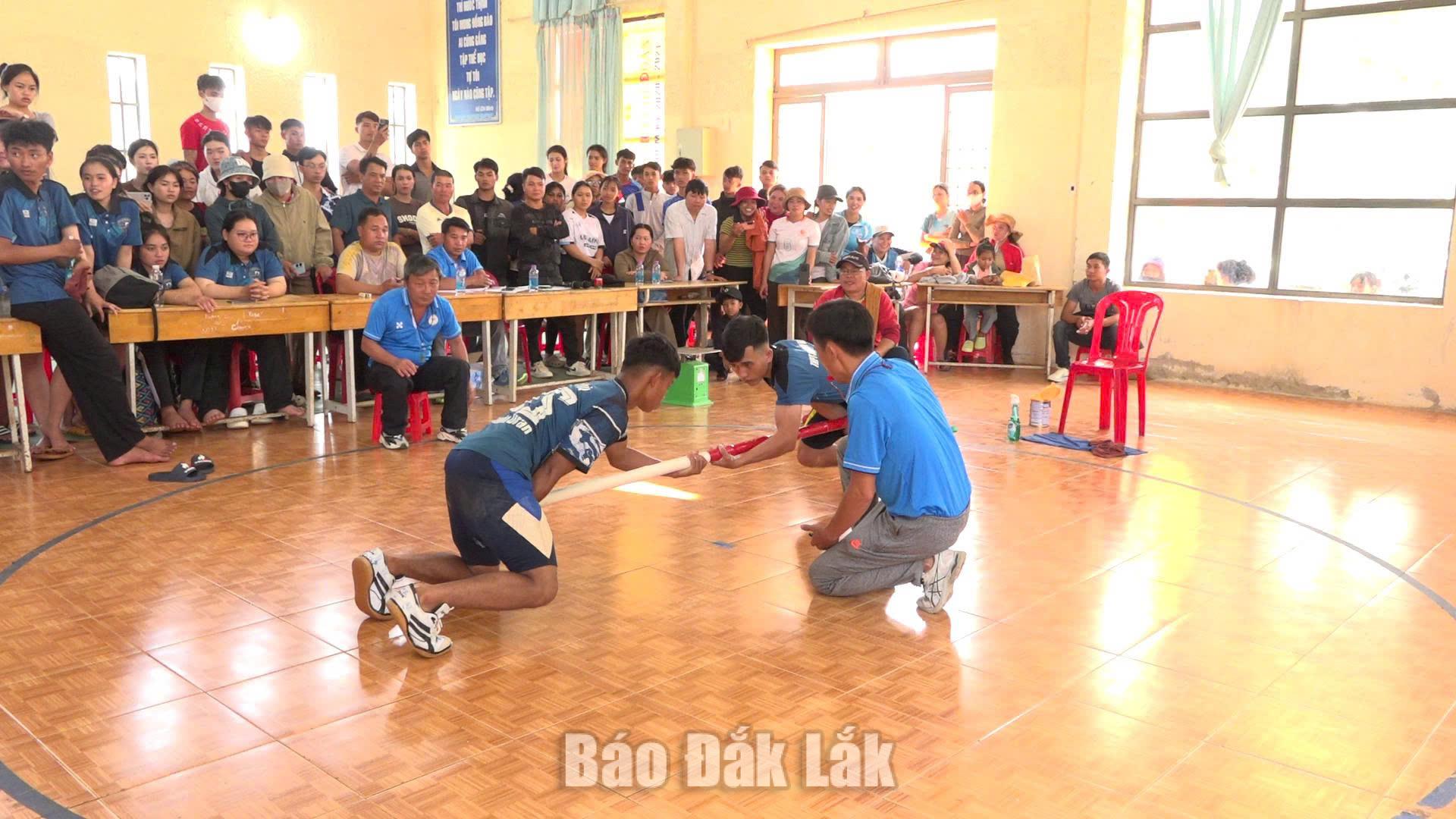 Sức sống mới từ phong trào thể dục thể thao ở Krông Búk 1 Vận động viên thi đấu môn đẩy gậy tại Đại hội thể dục thể thao xã Krông Búk lần thứ I, năm 2026.