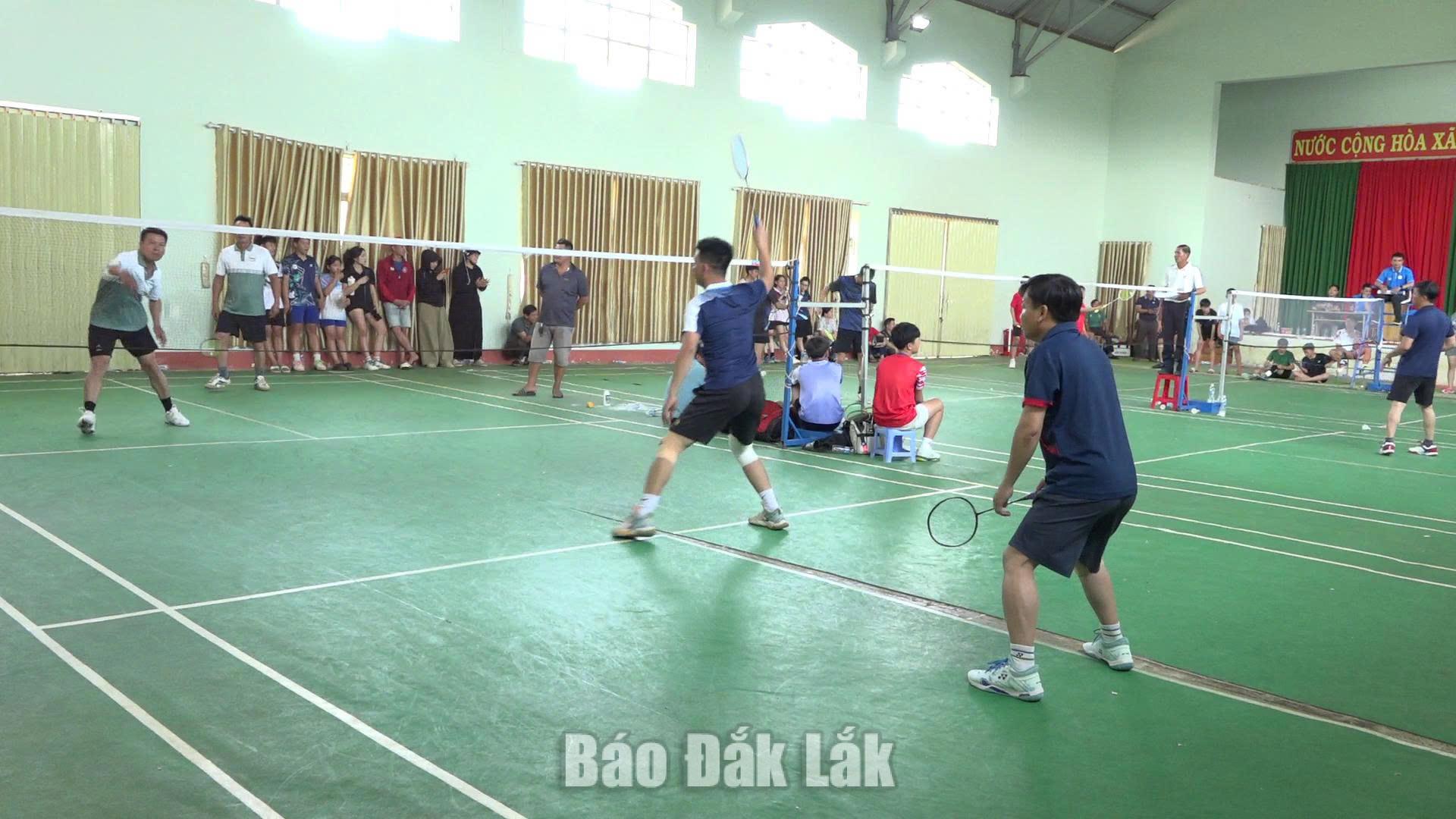 Sức sống mới từ phong trào thể dục thể thao ở Krông Búk 2 Vận động viên thi đấu môn cầu lông tại Đại hội thể dục thể thao xã Krông Búk lần thứ I, năm 2026.