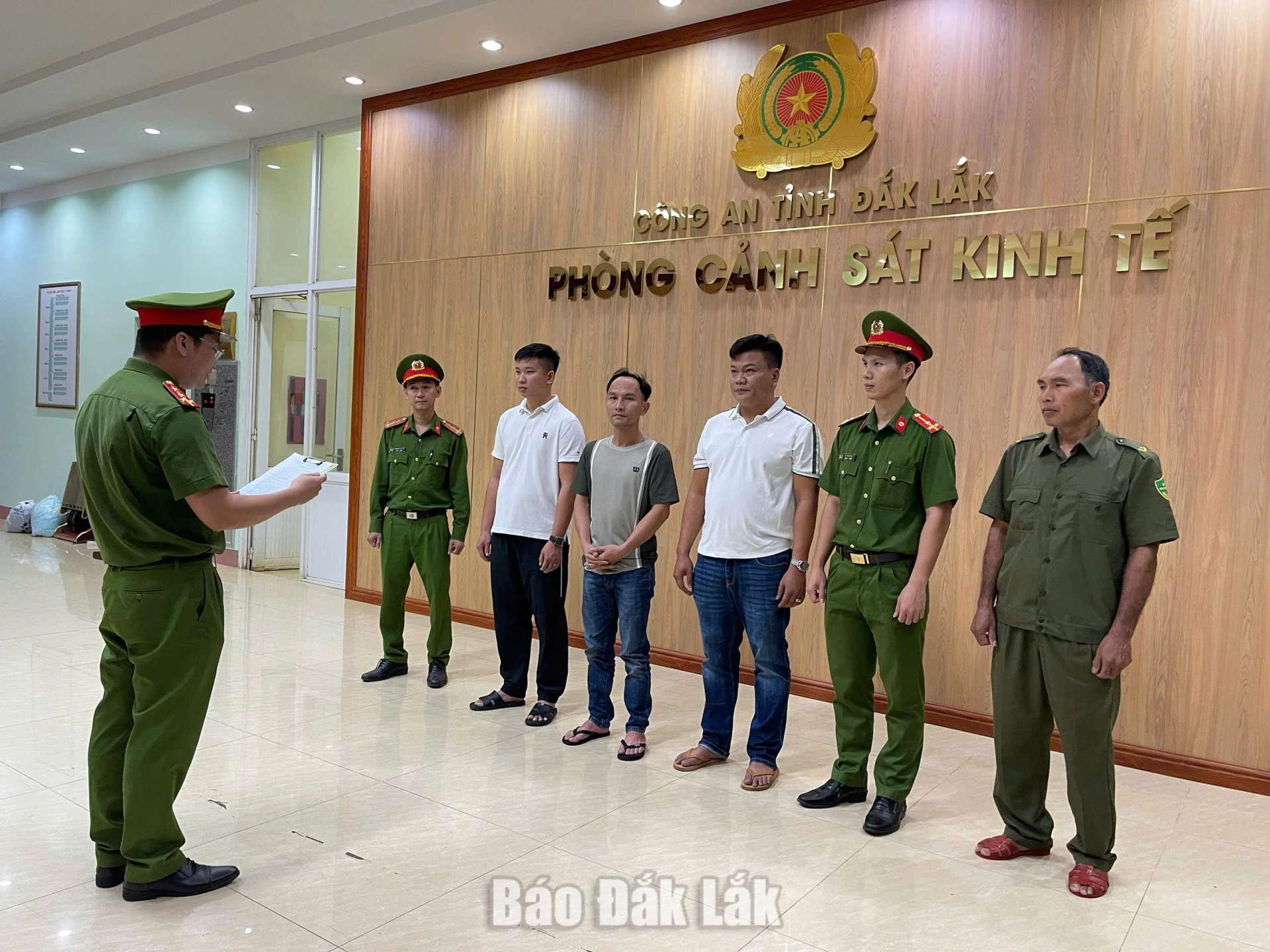 Bóc gỡ đường dây “thay áo” cho phân bón giá rẻ 1 Các bị can trong đường dây phân bón giả bị khởi tố.