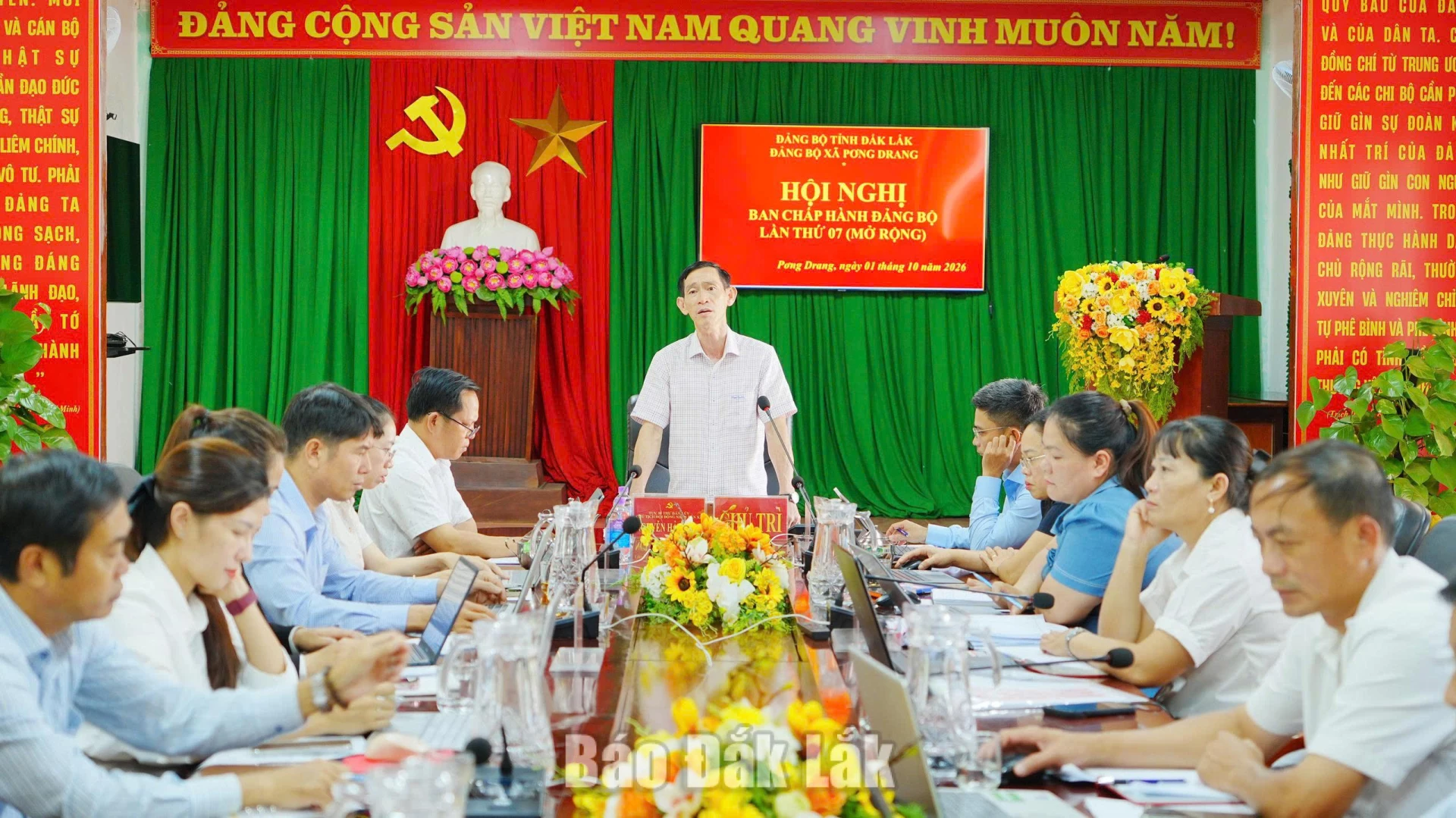 Bí thư Đảng ủy, Chủ tịch HĐND xã Pơng Drang Nguyễn Hải Đông phát biểu tại hội nghị.