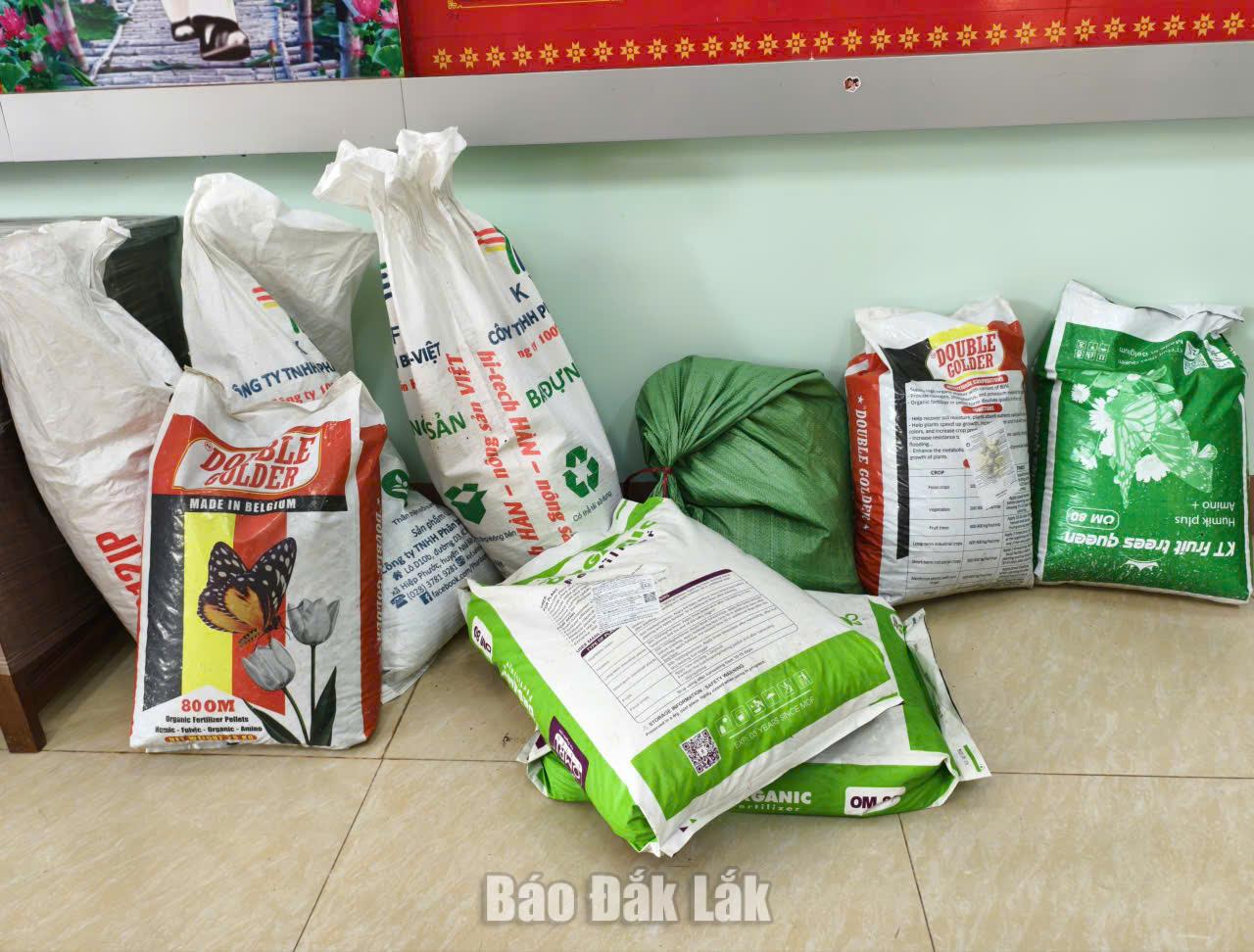 Bóc gỡ đường dây “thay áo” cho phân bón giá rẻ 2 Một số mẫu phân bón - tang vật của vụ án bị thu giữ để phục vụ điều tra.