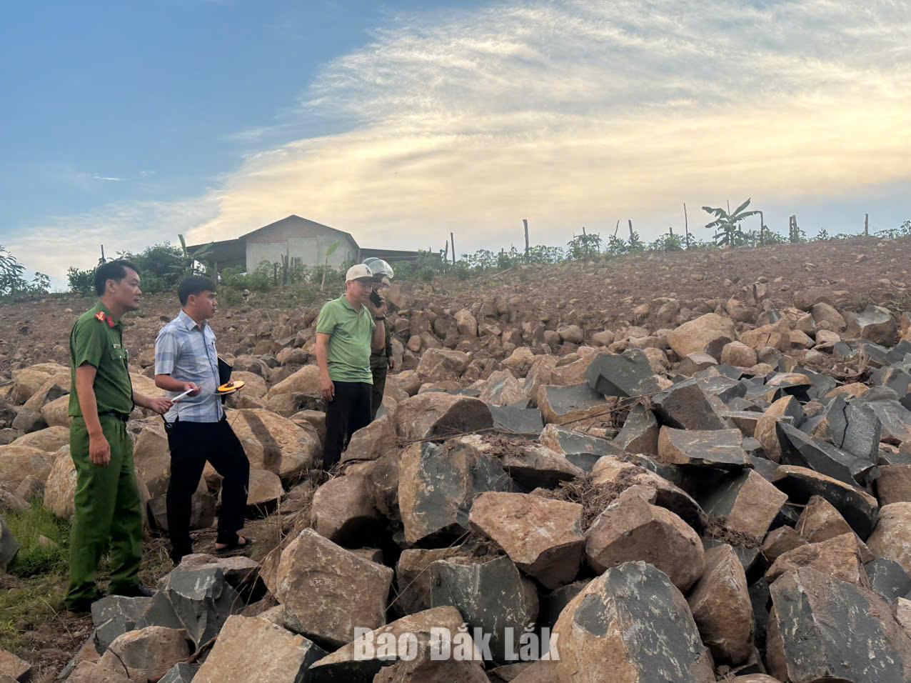 Xã Ea Wer khẩn trương xác minh, xử lý khai thác đá tại buôn Ea Pri 1 Đoàn kiểm tra