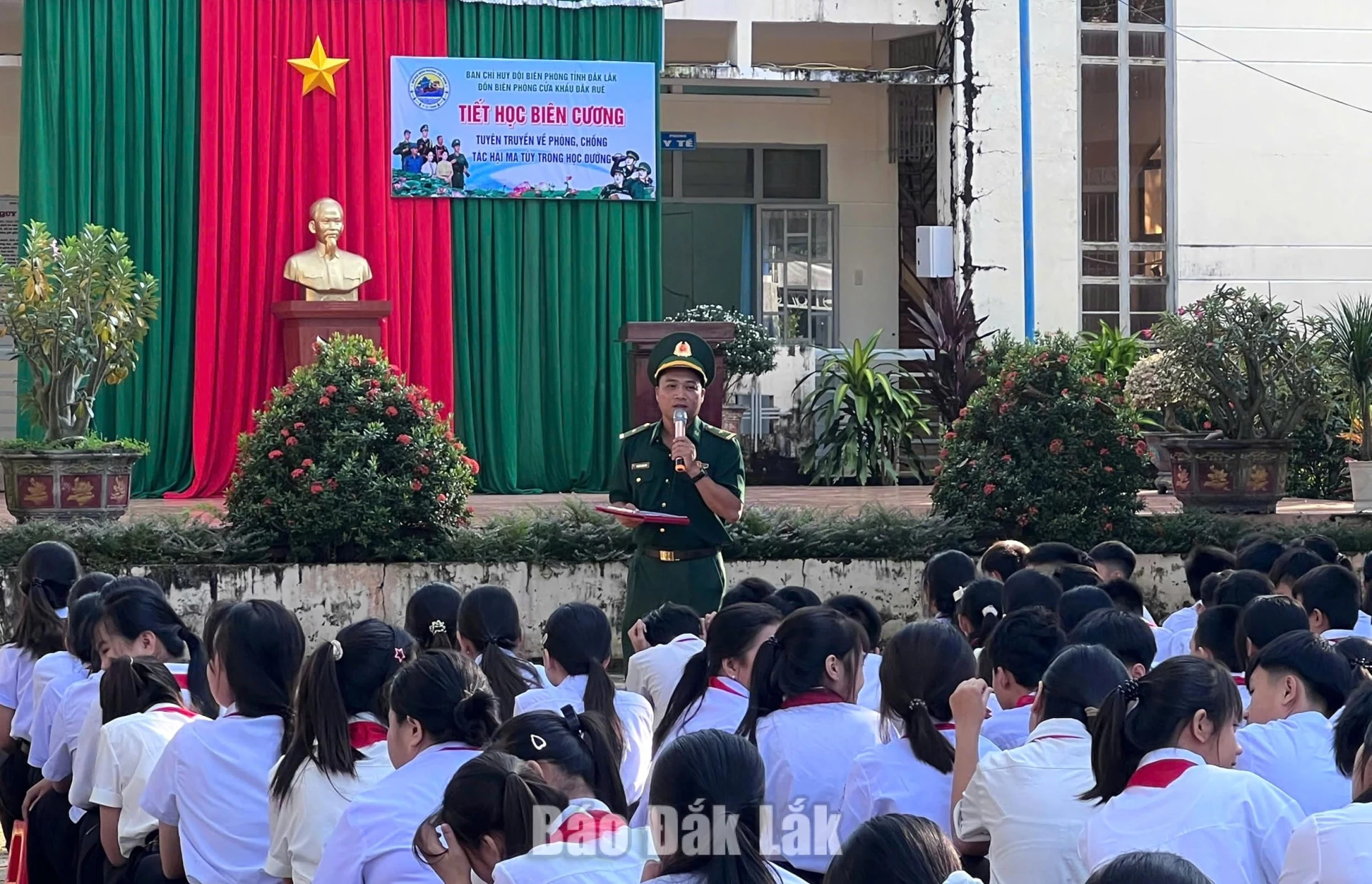Đồn Biên phòng Cửa khẩu Đắk Ruê tuyên truyền phòng, chống ma túy trong học đường 1 Cán bộ Đồn Biên phòng Cửa khẩu Đắk Ruê tuyên truyền