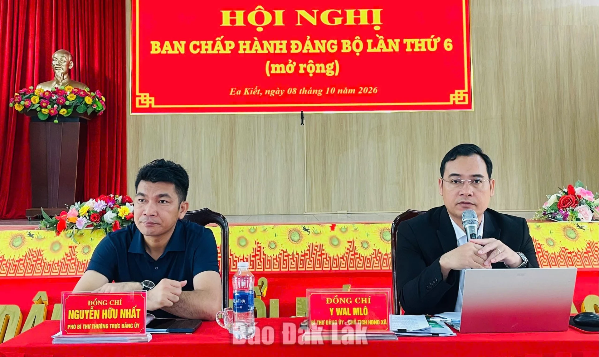 Bí Thư và Phó Bí thư Đảng ủy xã chủ trì hội nghị.