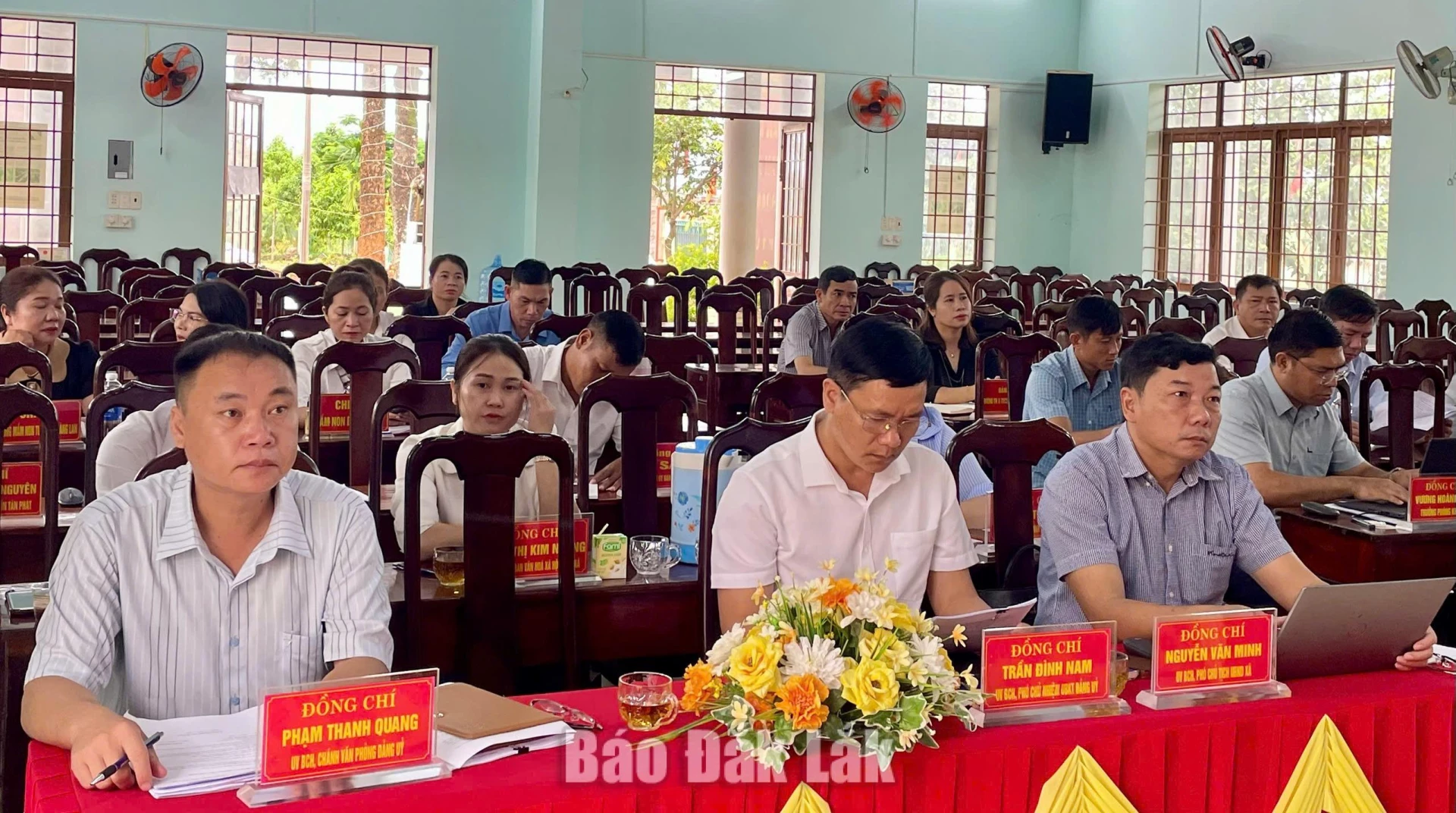 Đại biểu là cán bộ, đảng viên, đại diện các phòng, ban chuyên môn tham dự hội nghị.