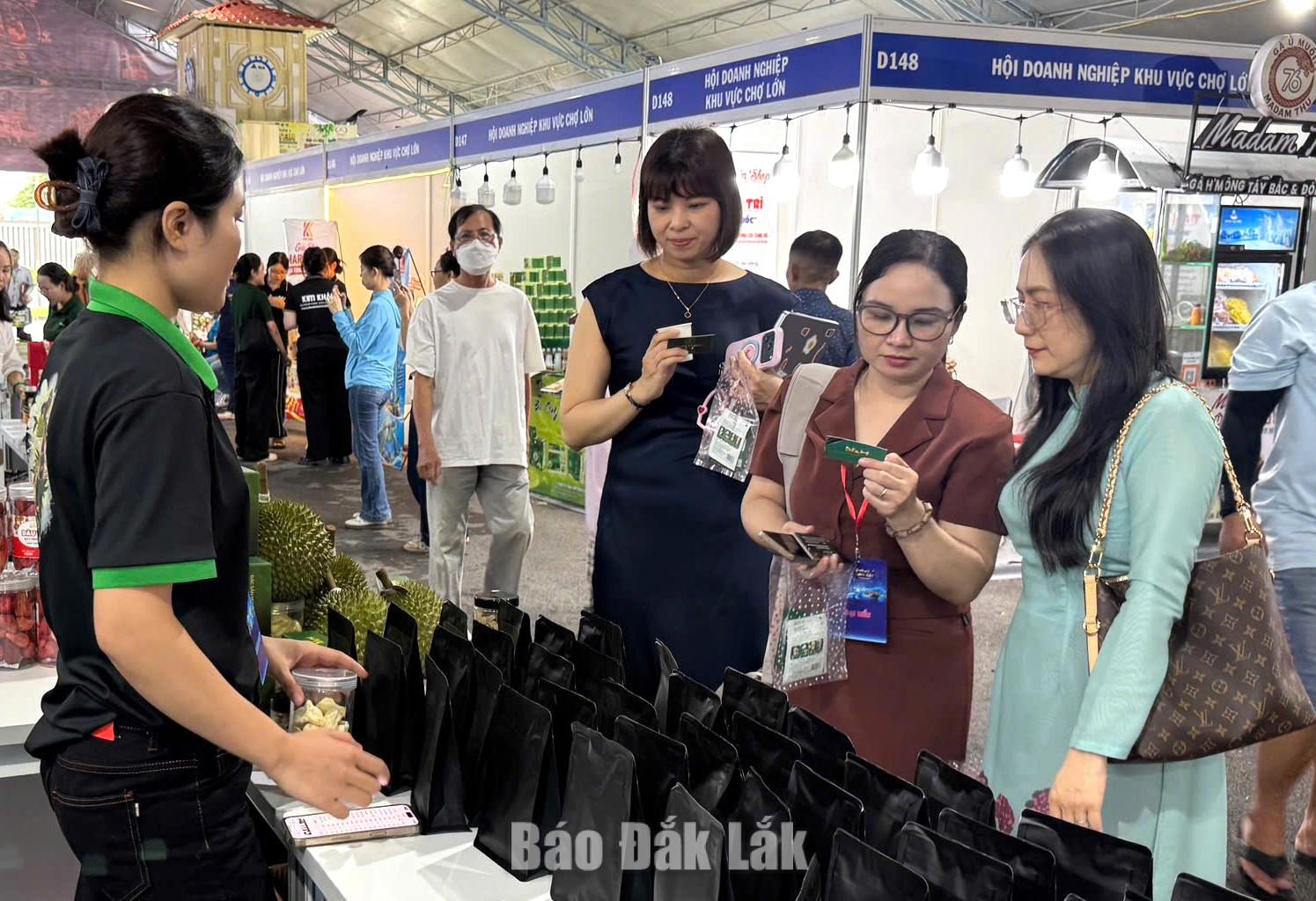 Giám đốc Sở Công Thương Nguyễn Thị Thu An cùng doanh nghiệp tại khu vực trưng bày sản phẩm. 