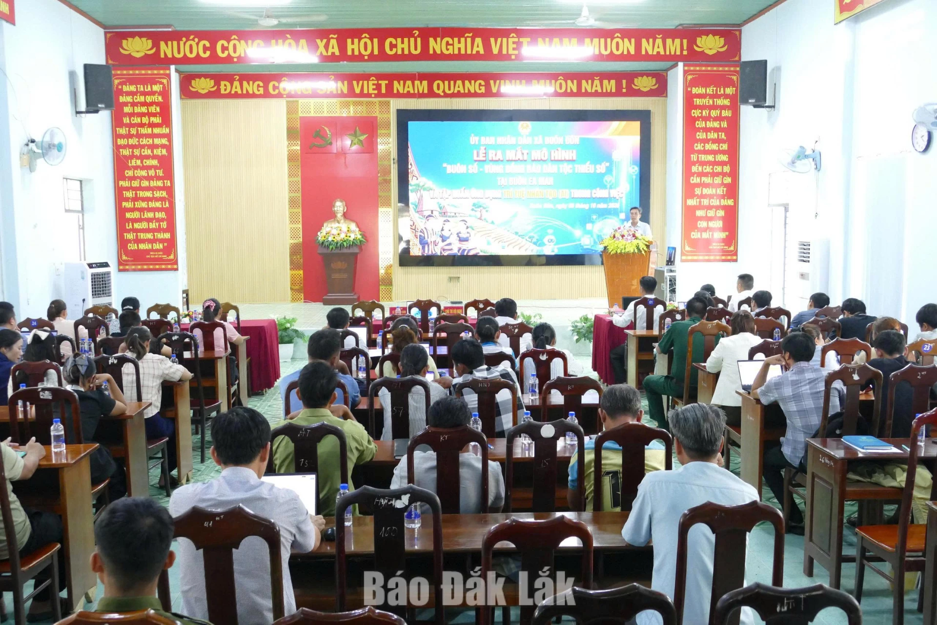 Xã Buôn Đôn ra mắt mô hình “Buôn số - vùng đồng bào dân tộc thiểu số” 1 Quang cảnh lễ ra mắt