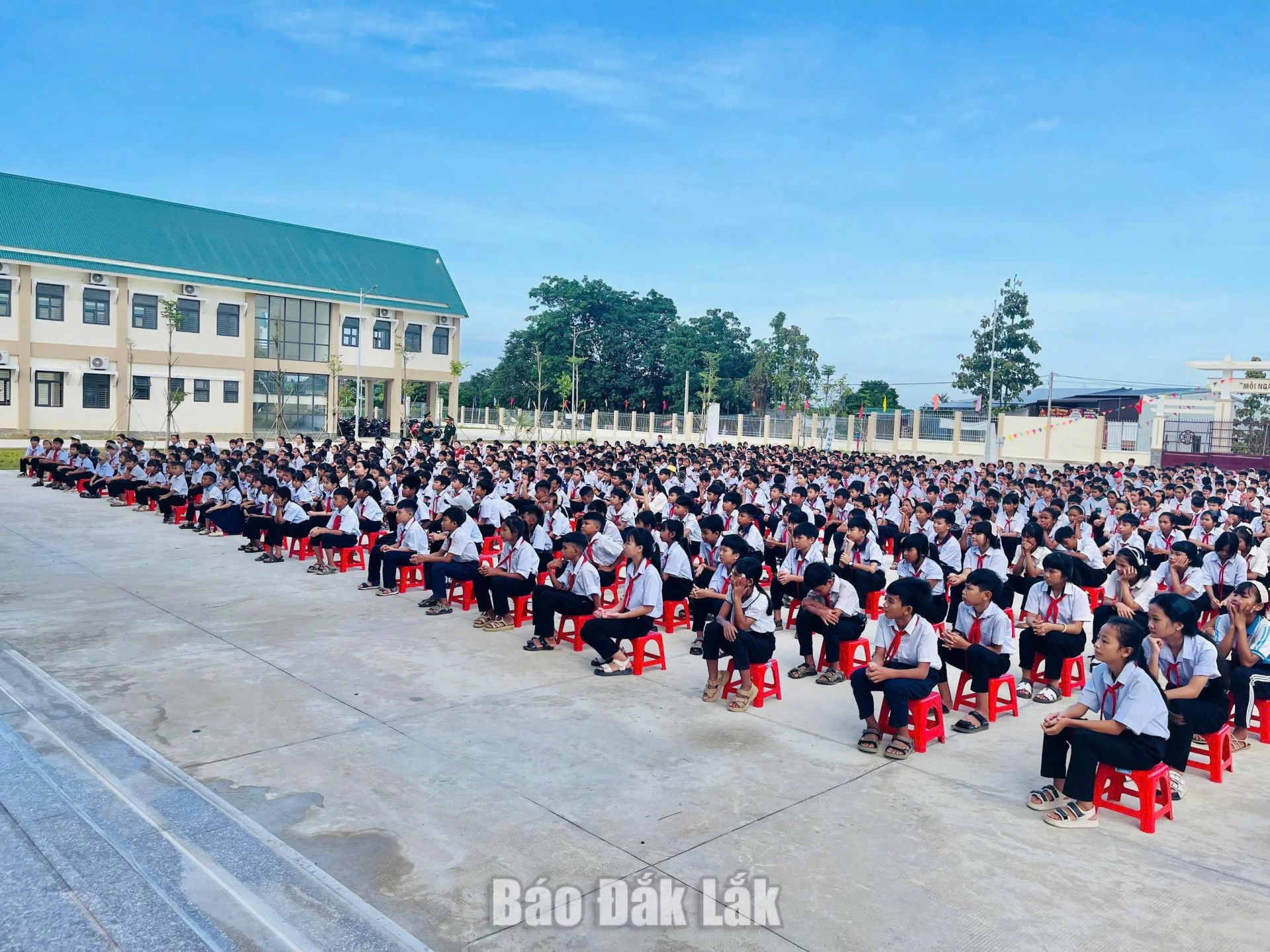 Ra mắt mô hình “Tiết học biên cương” tại xã Buôn Đôn 2 Đông đảo học sinh Trường
