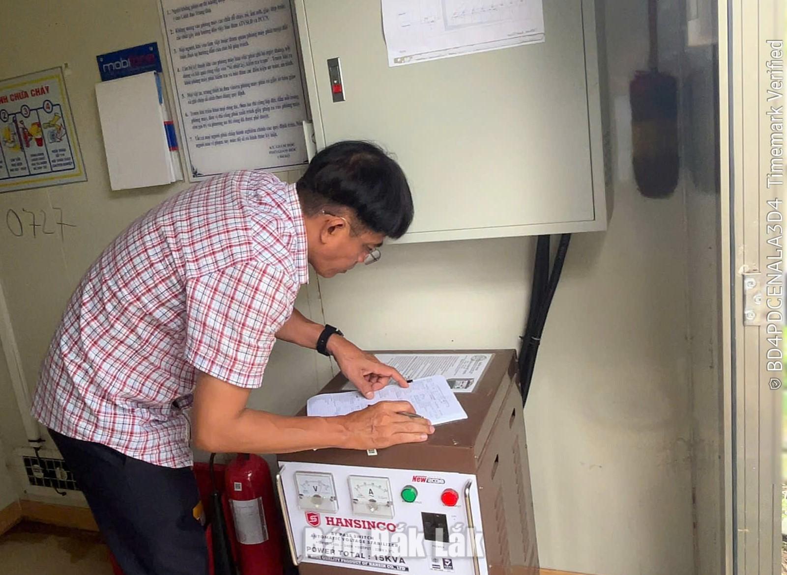 Kiểm tra, rà soát hạ tầng trạm BTS, tuyến truyền dẫn viễn thông 2 Cán bộ Sở Khoa học và Công Nghệ Đắk Lắk kiểm tra